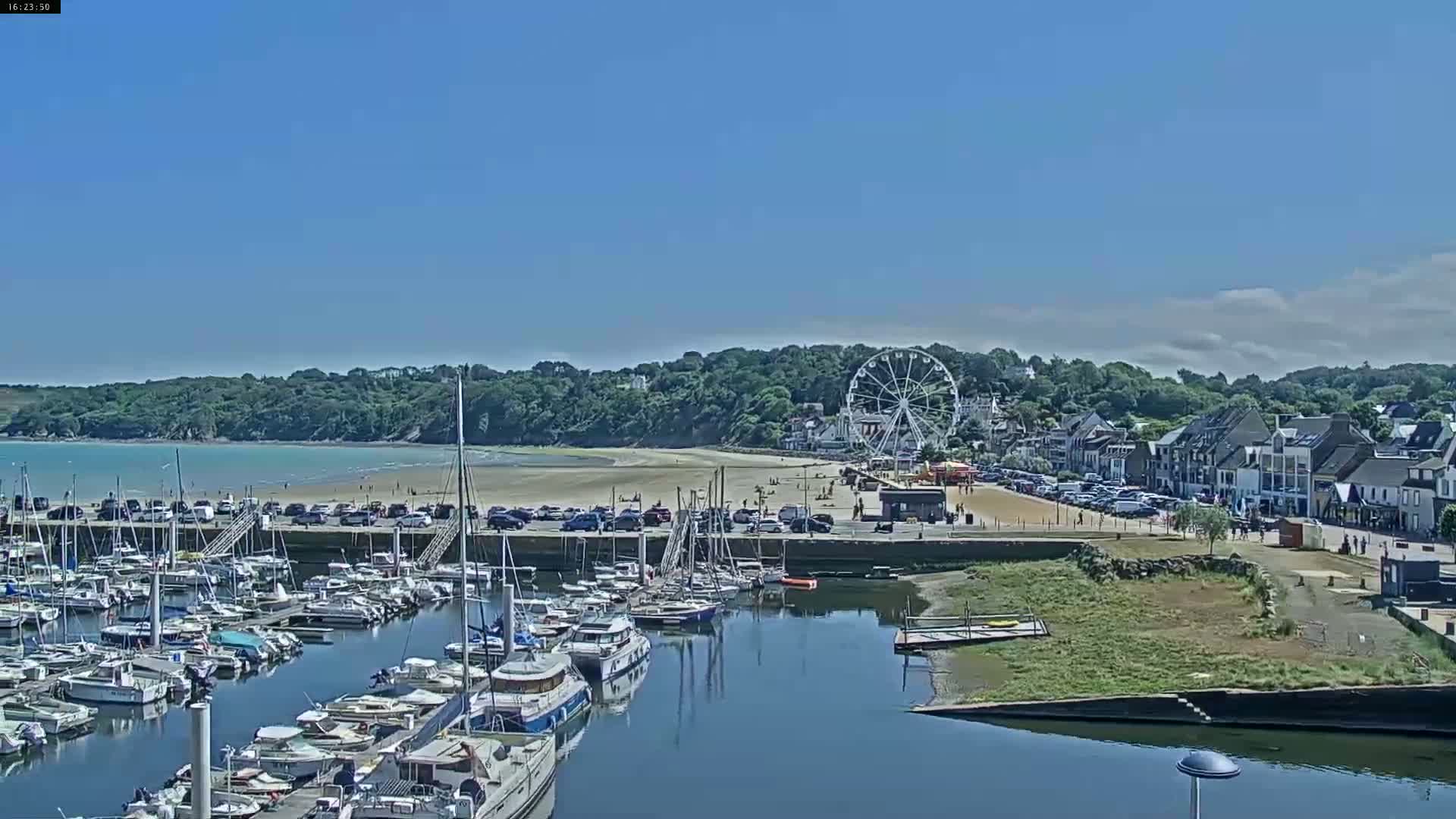 Binic Village & Marine / Plage de la Banche Beach Live Cam - Binic,  Saint-Brieuc, Cotes-d'Armor, Bretagne, France