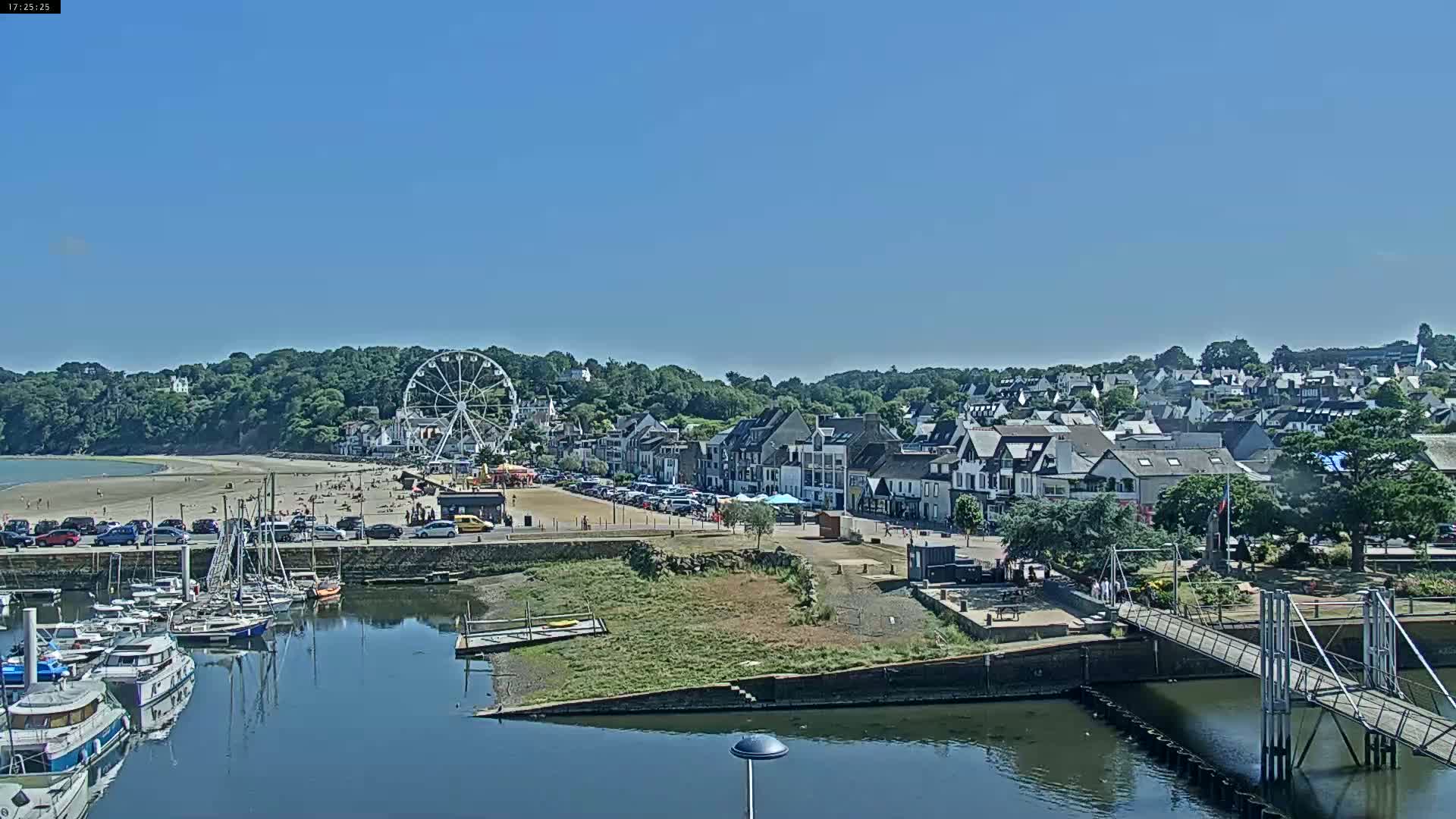 Binic Village & Marine / Plage de la Banche Beach Live Cam - Binic,  Saint-Brieuc, Cotes-d'Armor, Bretagne, France