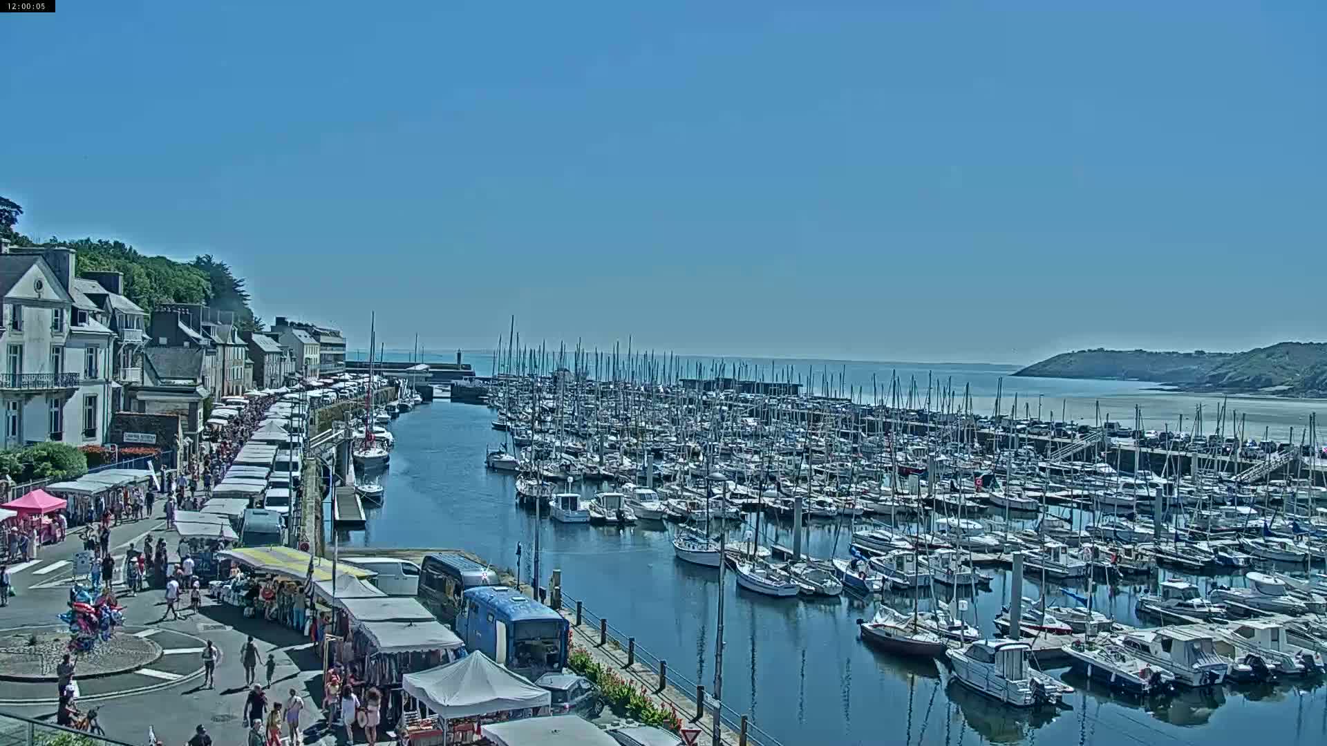 Binic Village & Marine / Plage de la Banche Beach Live Cam - Binic,  Saint-Brieuc, Cotes-d'Armor, Bretagne, France