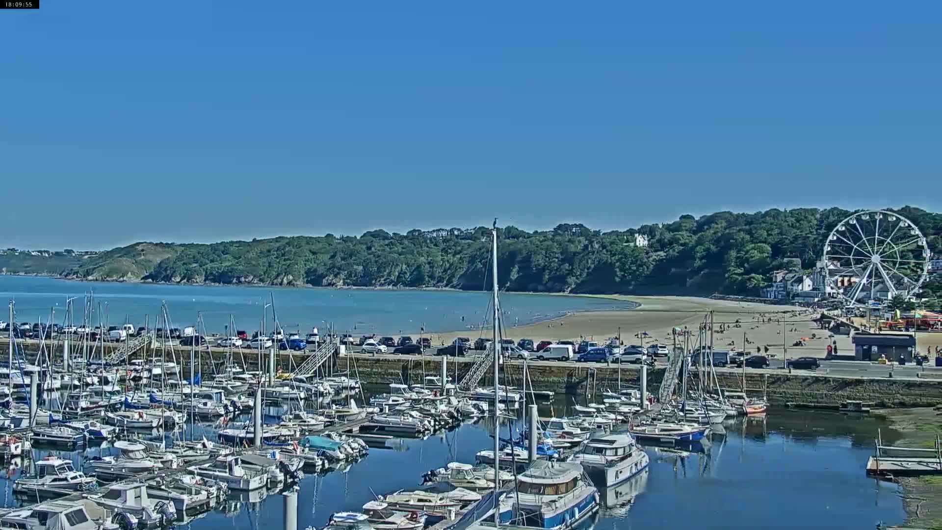 Binic Village & Marine / Plage de la Banche Beach Live Cam - Binic,  Saint-Brieuc, Cotes-d'Armor, Bretagne, France