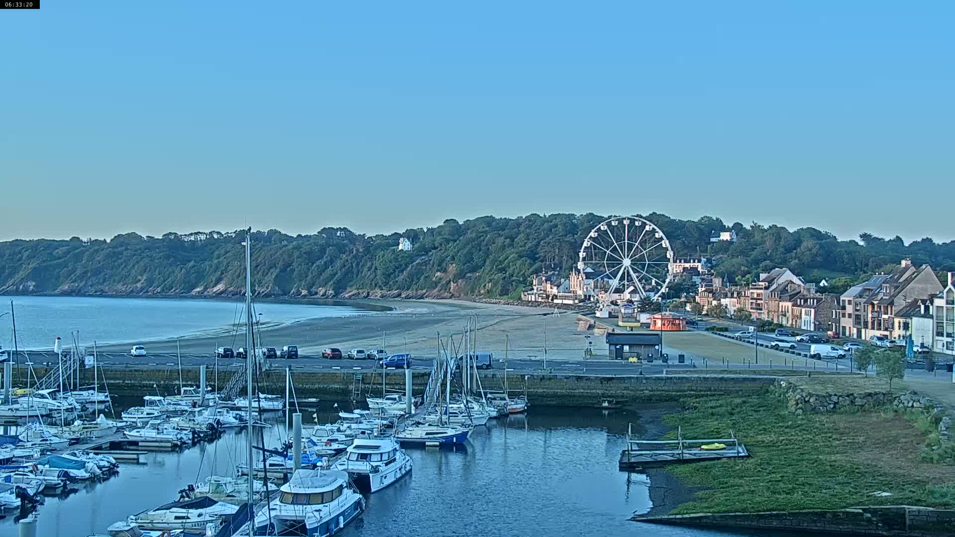 Binic Village & Marine / Plage de la Banche Beach Live Cam - Binic,  Saint-Brieuc, Cotes-d'Armor, Bretagne, France