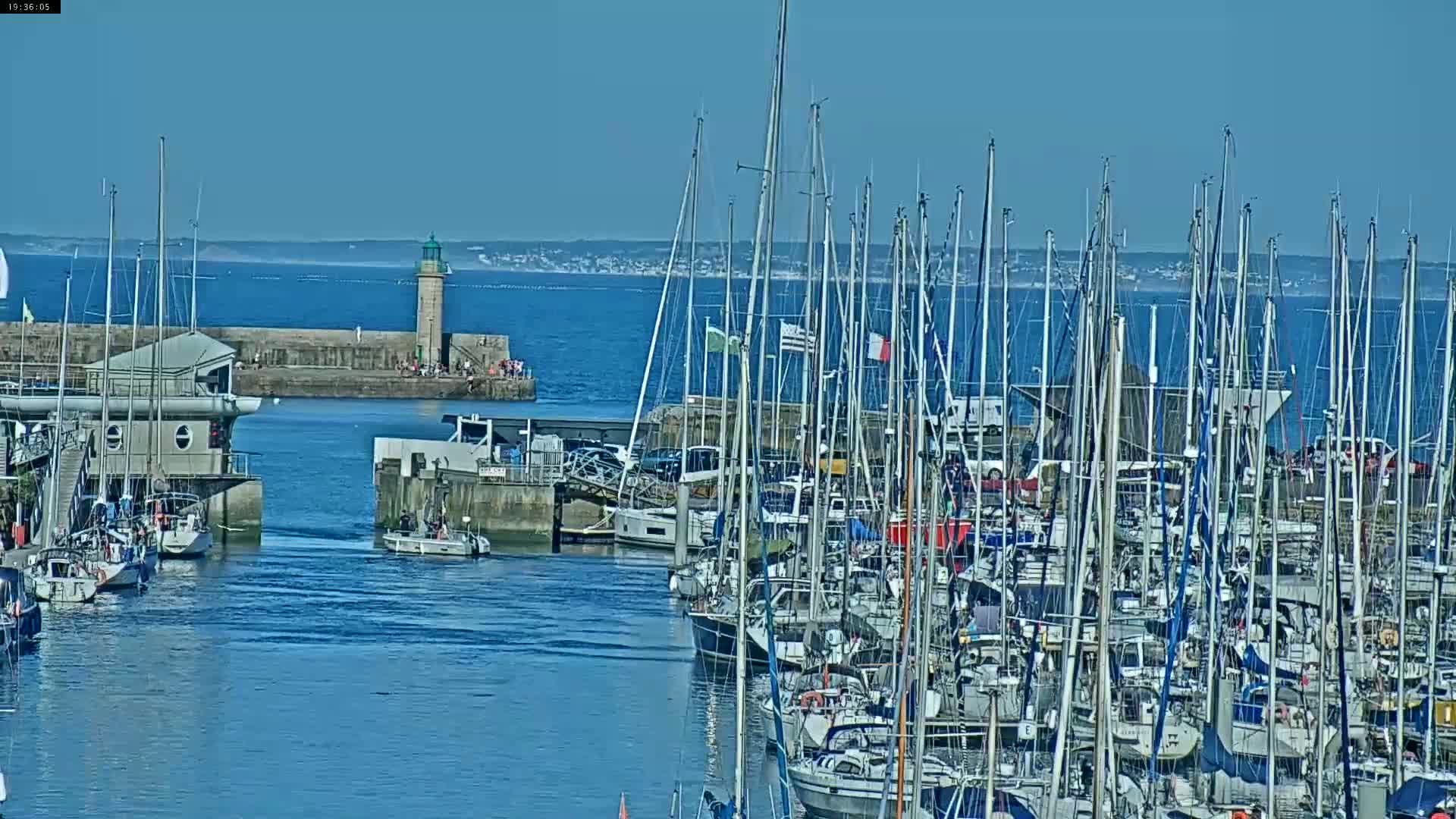 Binic Village & Marine / Plage de la Banche Beach Live Cam - Binic,  Saint-Brieuc, Cotes-d'Armor, Bretagne, France
