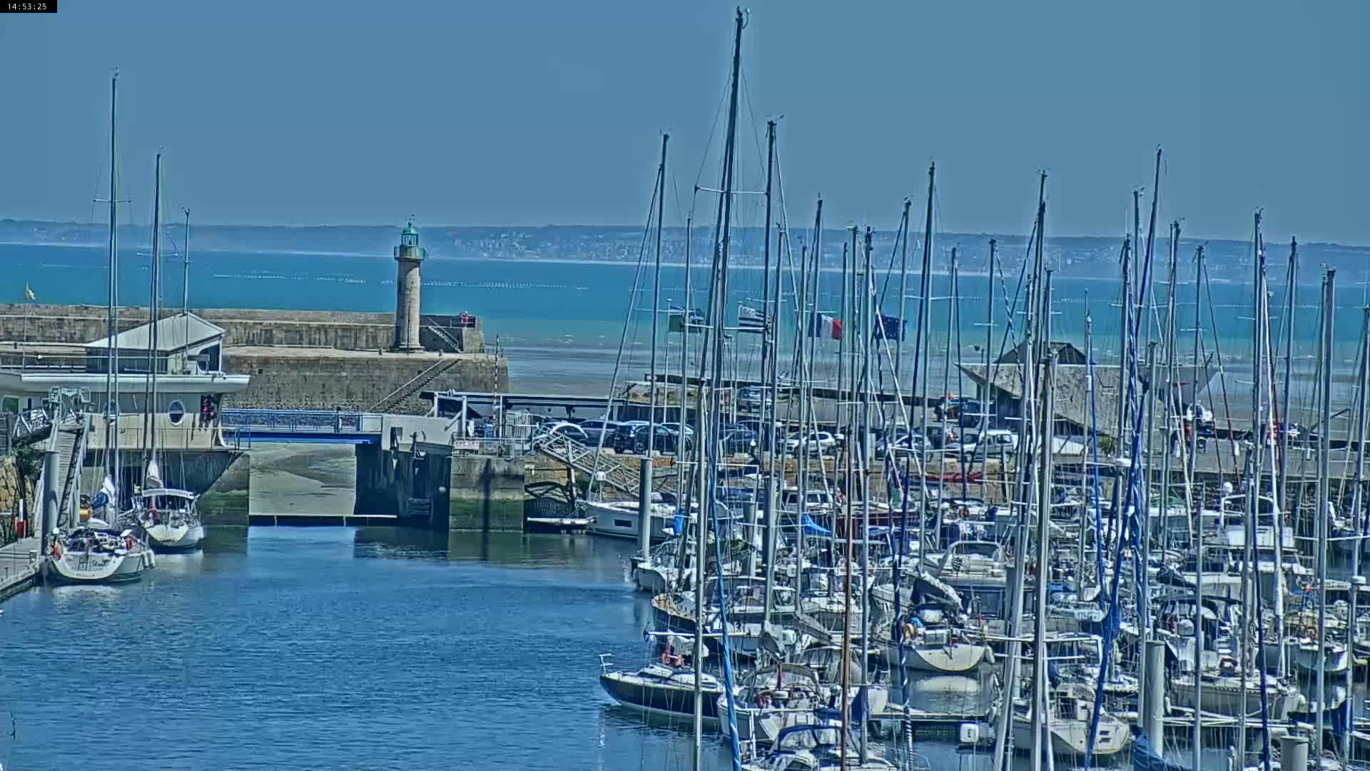 Binic Village & Marine / Plage de la Banche Beach Live Cam - Binic,  Saint-Brieuc, Cotes-d'Armor, Bretagne, France