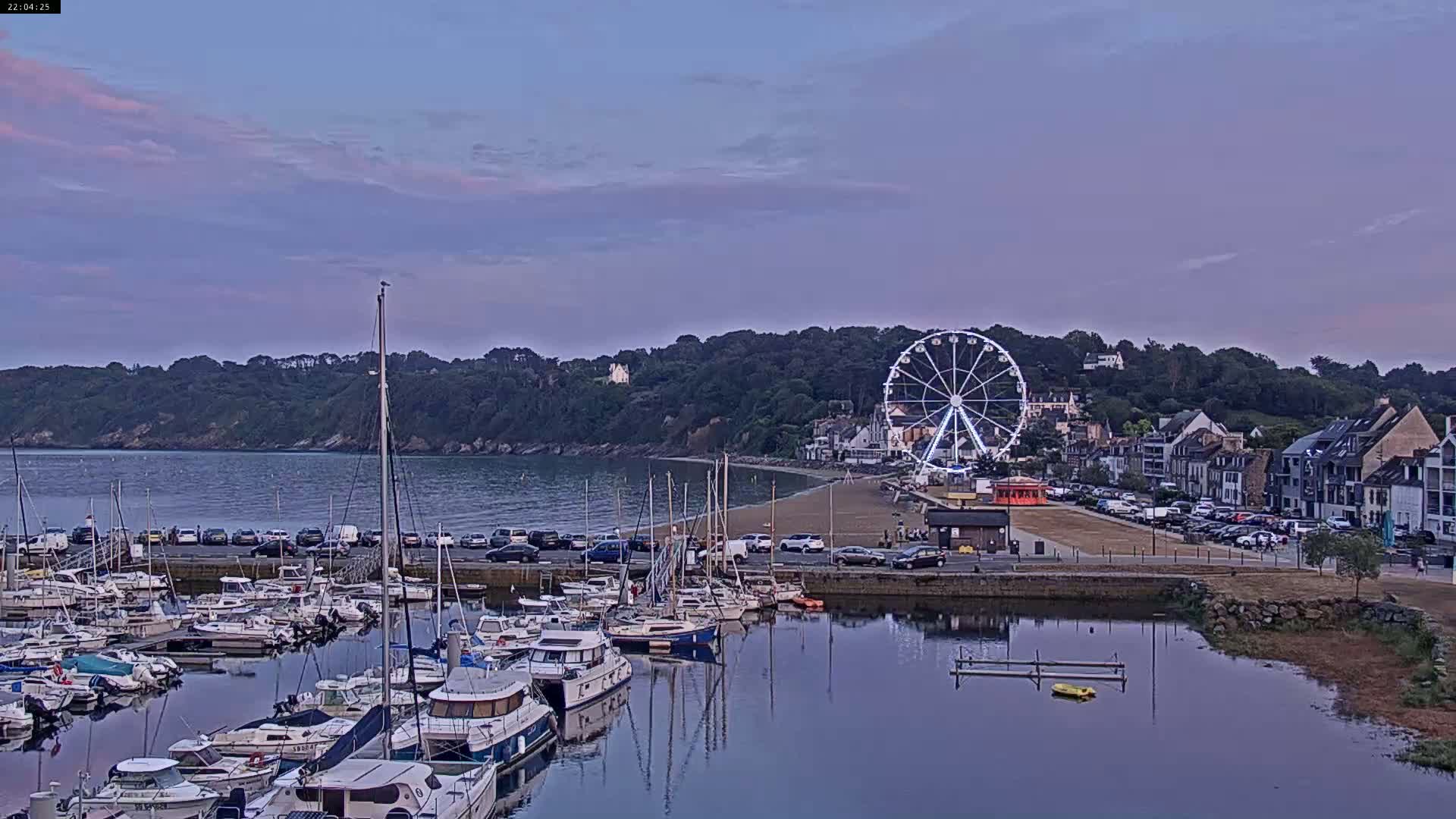 Binic Village & Marine / Plage de la Banche Beach Live Cam - Binic,  Saint-Brieuc, Cotes-d'Armor, Bretagne, France