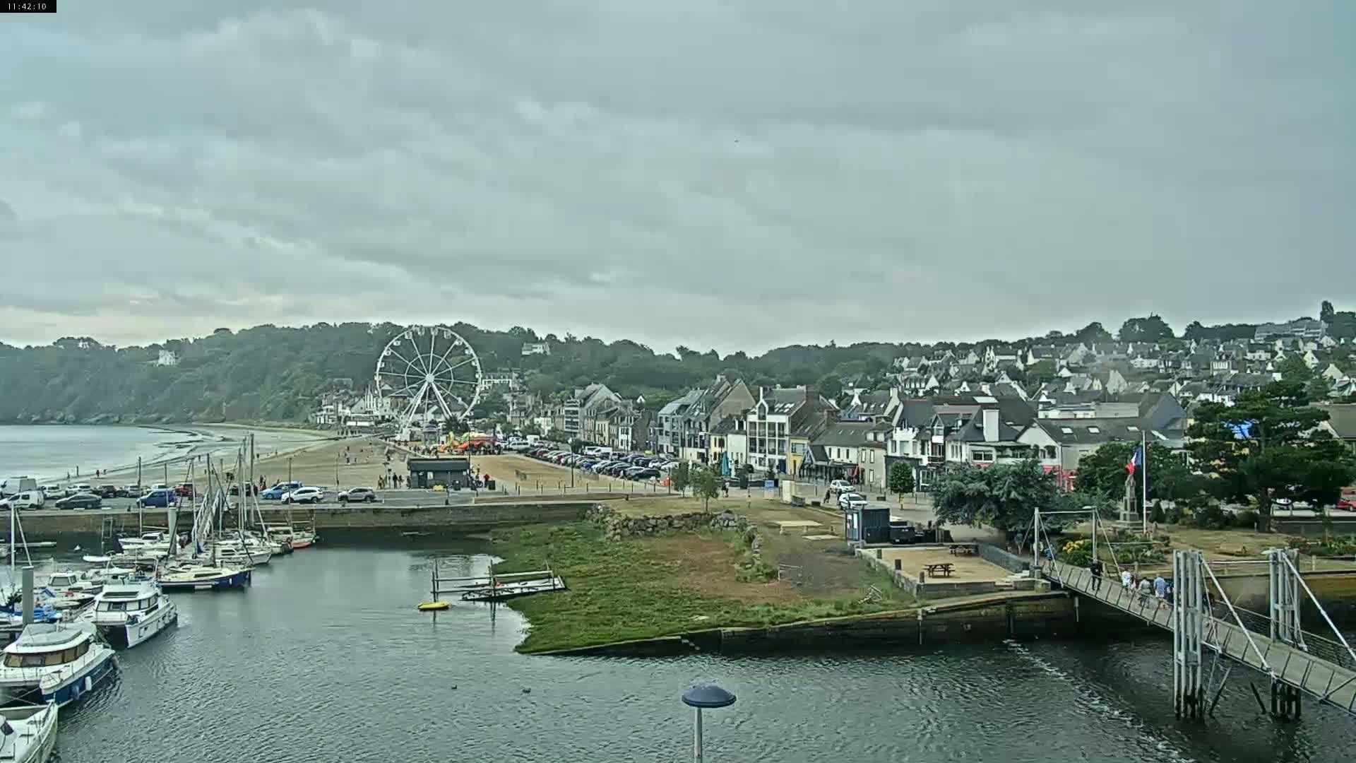 Binic Village & Marine / Plage de la Banche Beach Live Cam - Binic,  Saint-Brieuc, Cotes-d'Armor, Bretagne, France