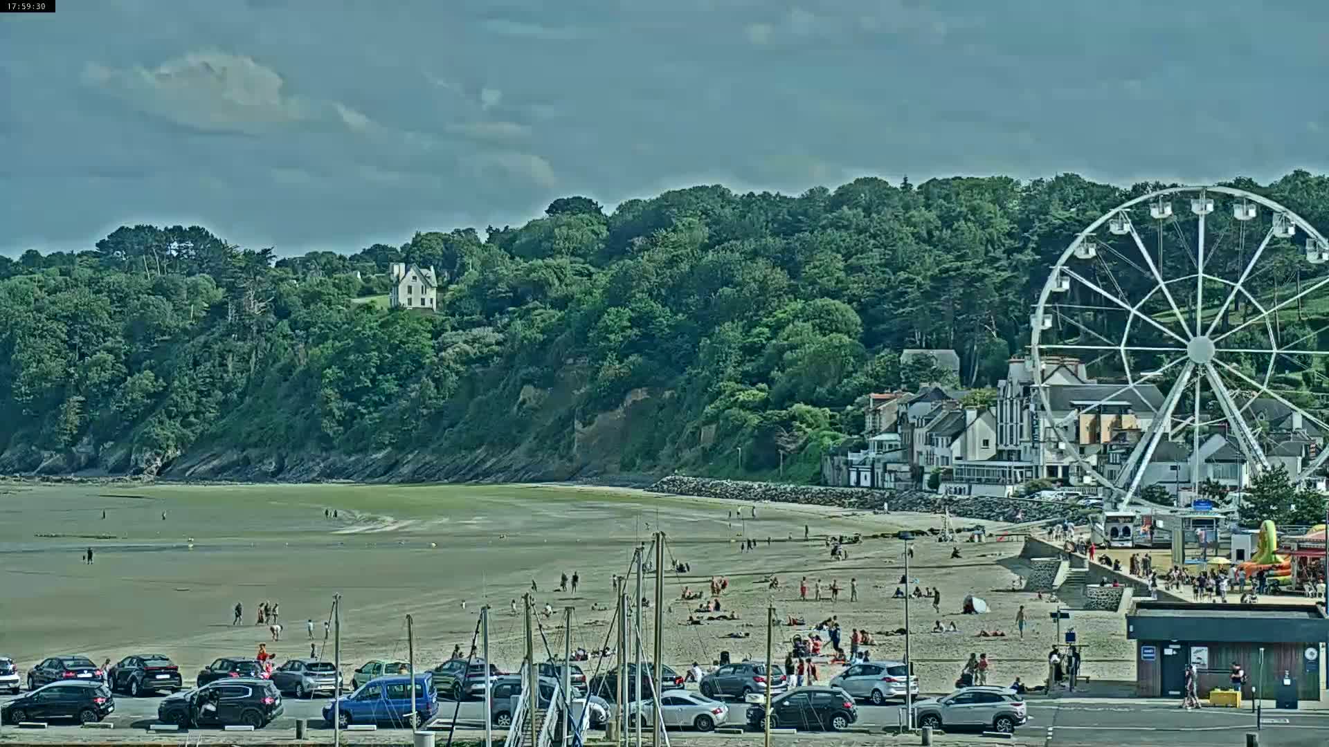 Binic Village & Marine / Plage de la Banche Beach Live Cam - Binic,  Saint-Brieuc, Cotes-d'Armor, Bretagne, France