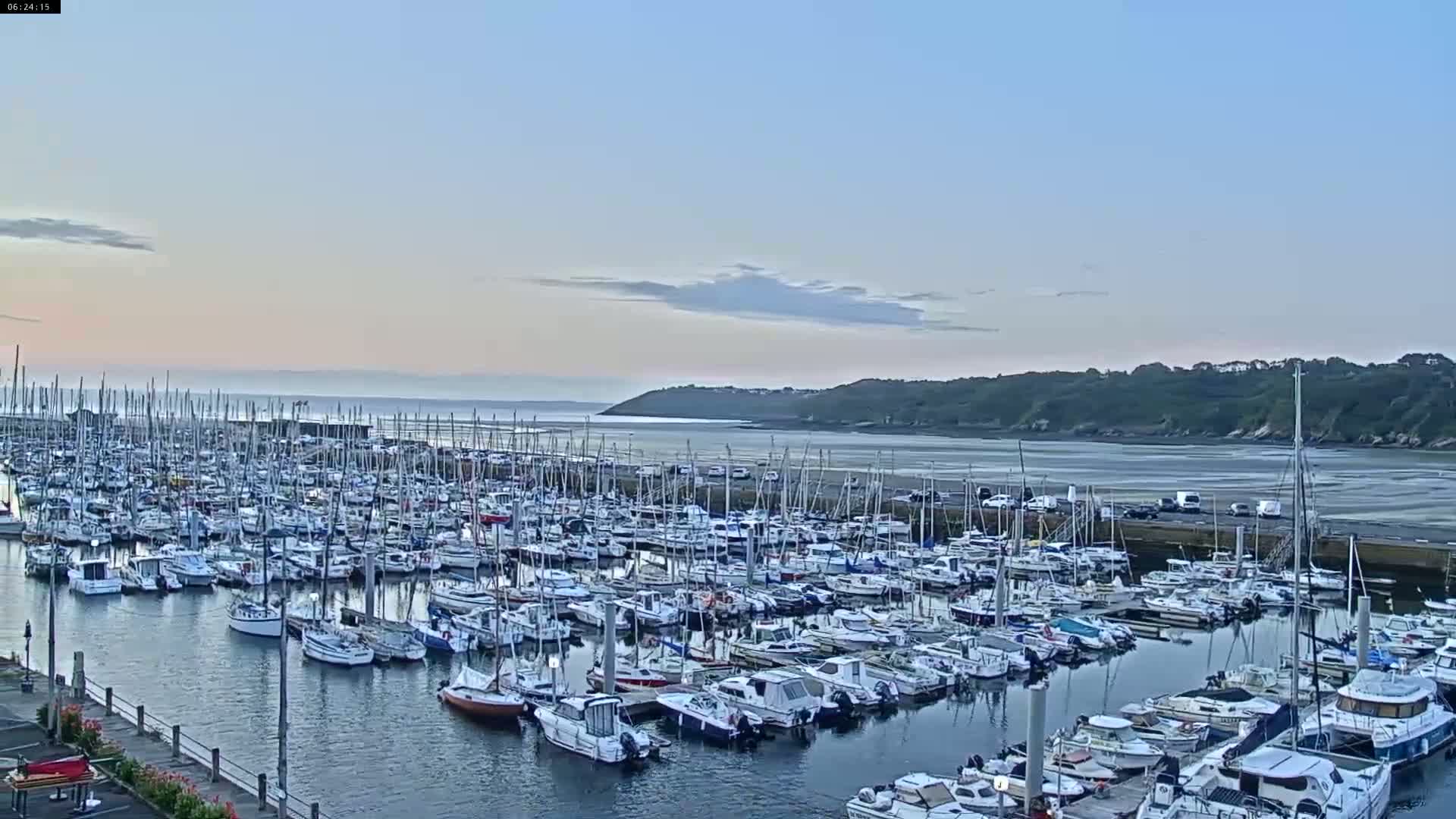 Binic Village & Marine / Plage de la Banche Beach Live Cam - Binic,  Saint-Brieuc, Cotes-d'Armor, Bretagne, France