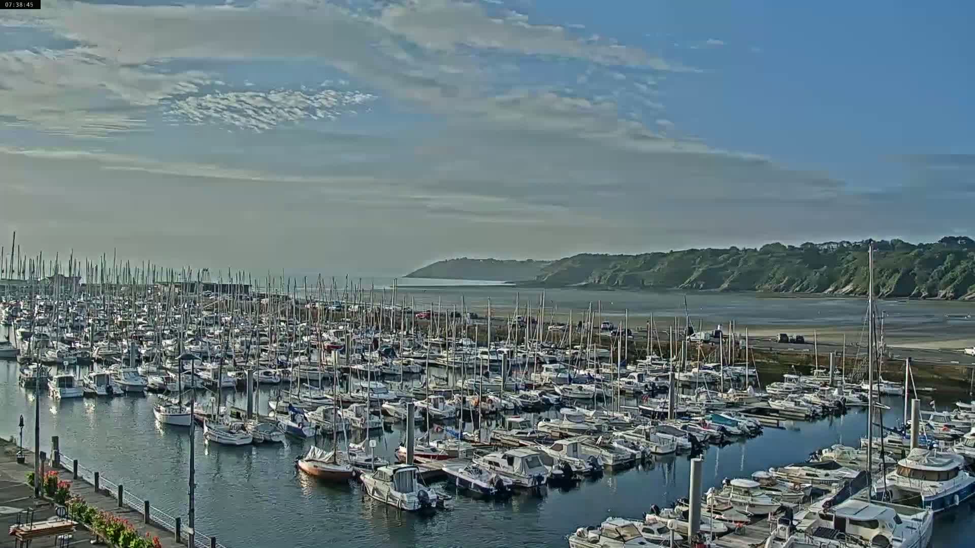 Binic Village & Marine / Plage de la Banche Beach Live Cam - Binic,  Saint-Brieuc, Cotes-d'Armor, Bretagne, France