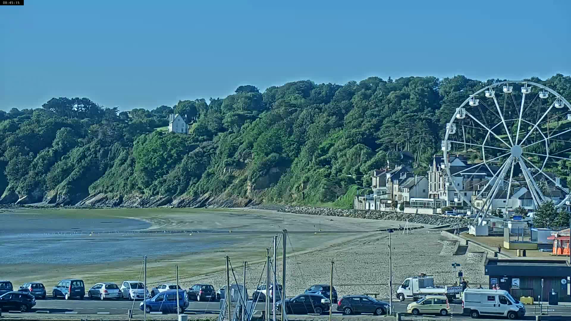 Binic Village & Marine / Plage de la Banche Beach Live Cam - Binic,  Saint-Brieuc, Cotes-d'Armor, Bretagne, France