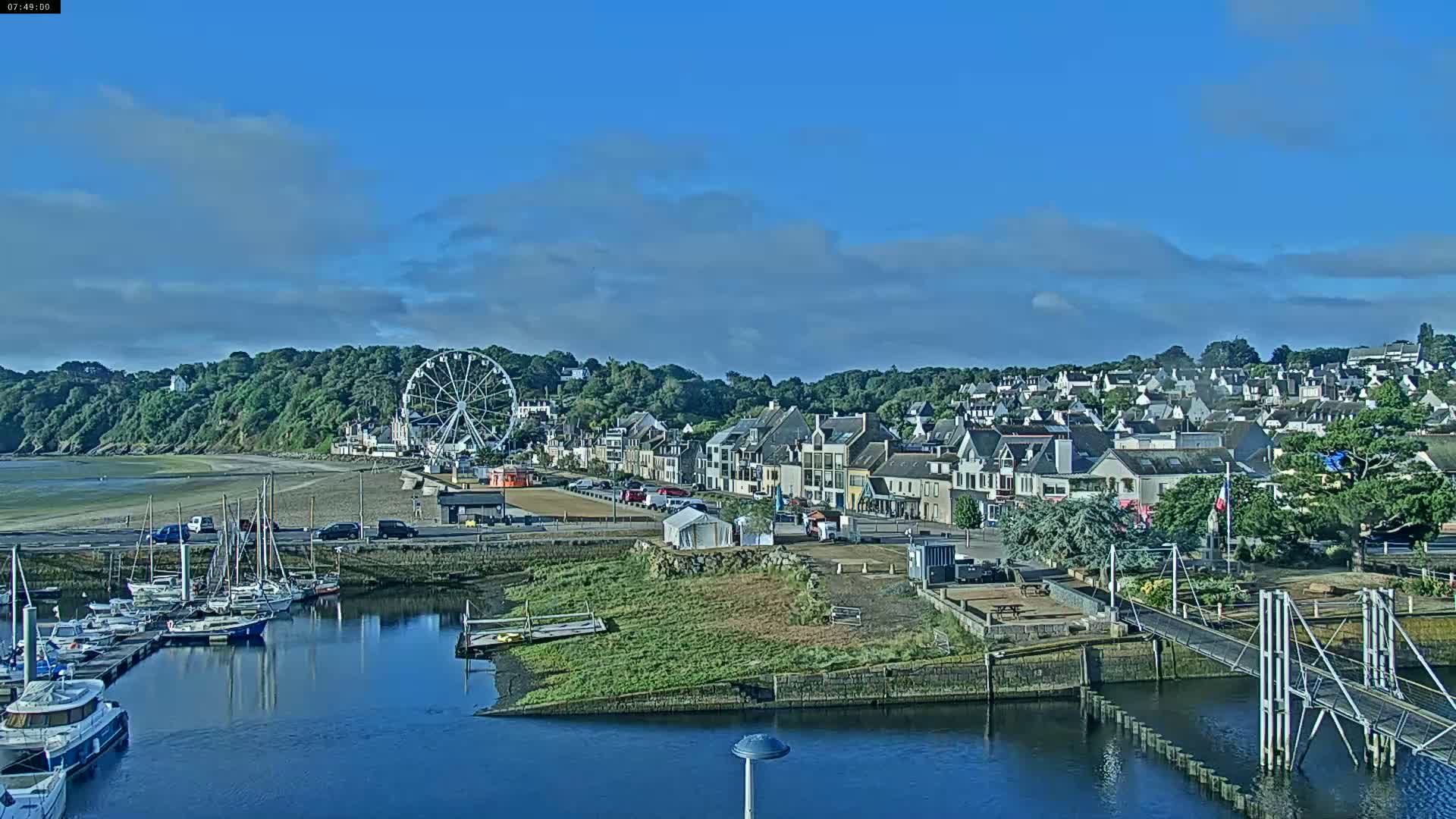 Binic Village & Marine / Plage de la Banche Beach Live Cam - Binic,  Saint-Brieuc, Cotes-d'Armor, Bretagne, France