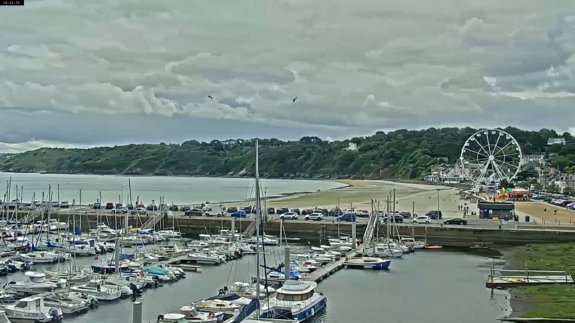 Binic Village & Marine / Plage de la Banche Beach Live Cam - Binic,  Saint-Brieuc, Cotes-d'Armor, Bretagne, France