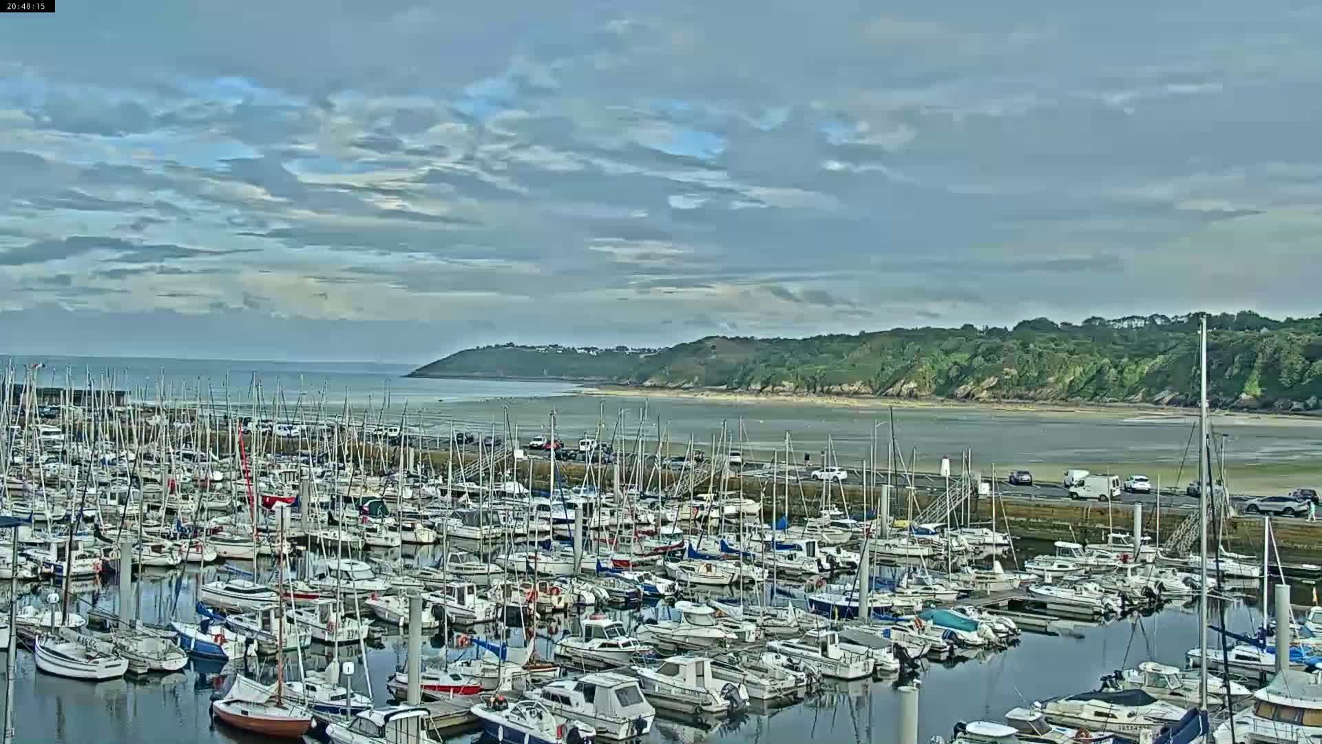 Binic Village & Marine / Plage de la Banche Beach Live Cam - Binic,  Saint-Brieuc, Cotes-d'Armor, Bretagne, France
