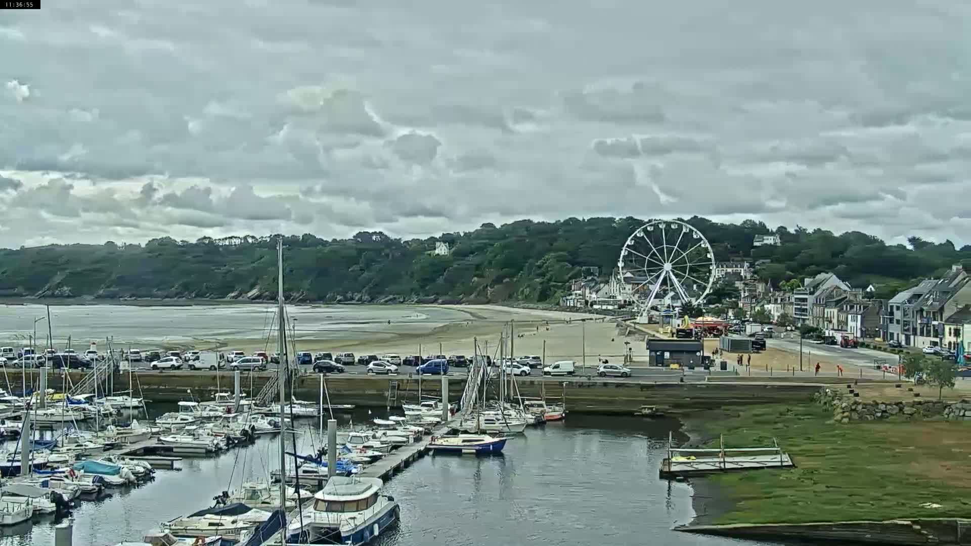 Binic Village & Marine / Plage de la Banche Beach Live Cam - Binic,  Saint-Brieuc, Cotes-d'Armor, Bretagne, France