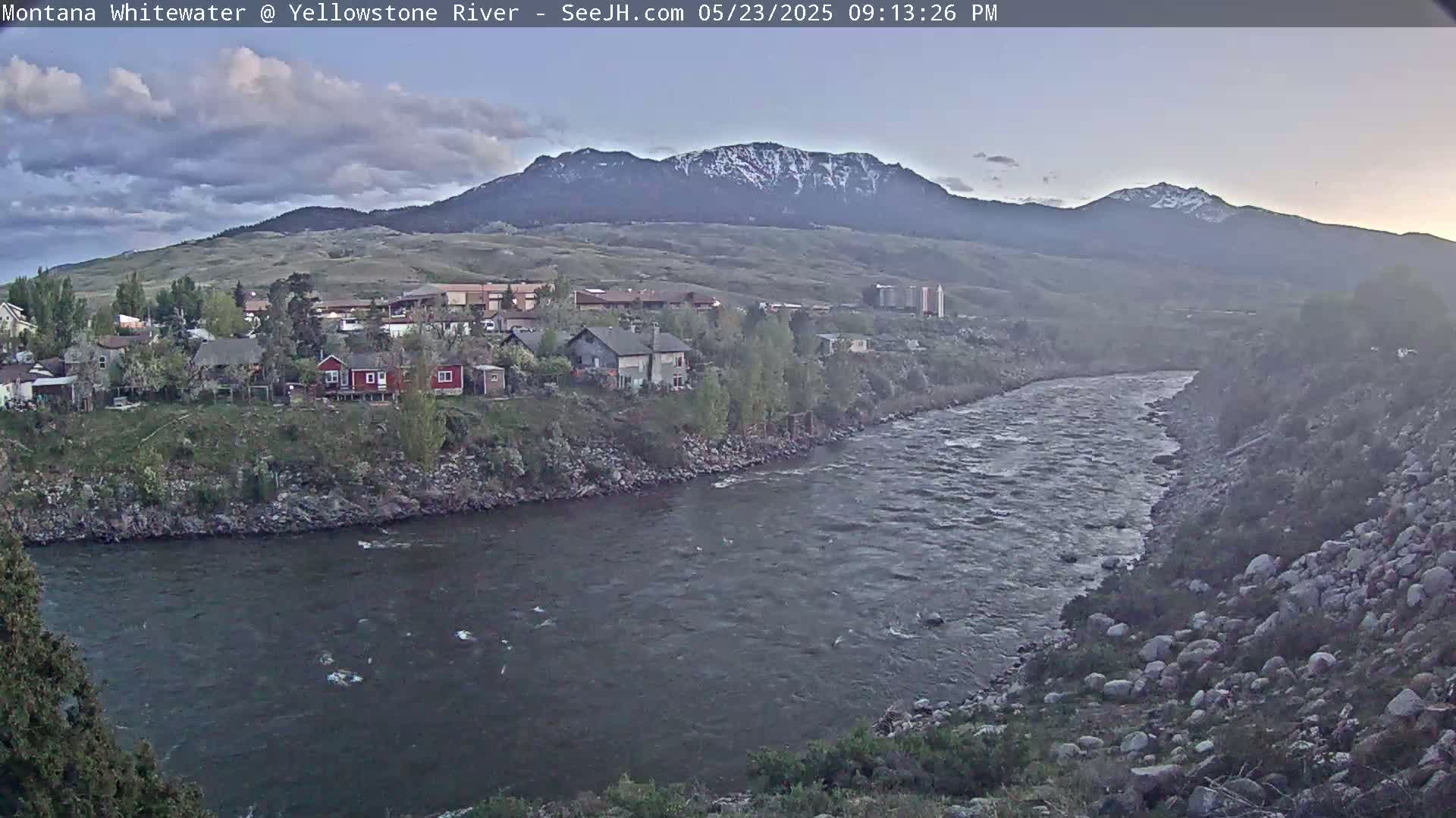 Gardiner Village & Yellowstone River  Live Cam - Gardnier, Park, Montana, USA
