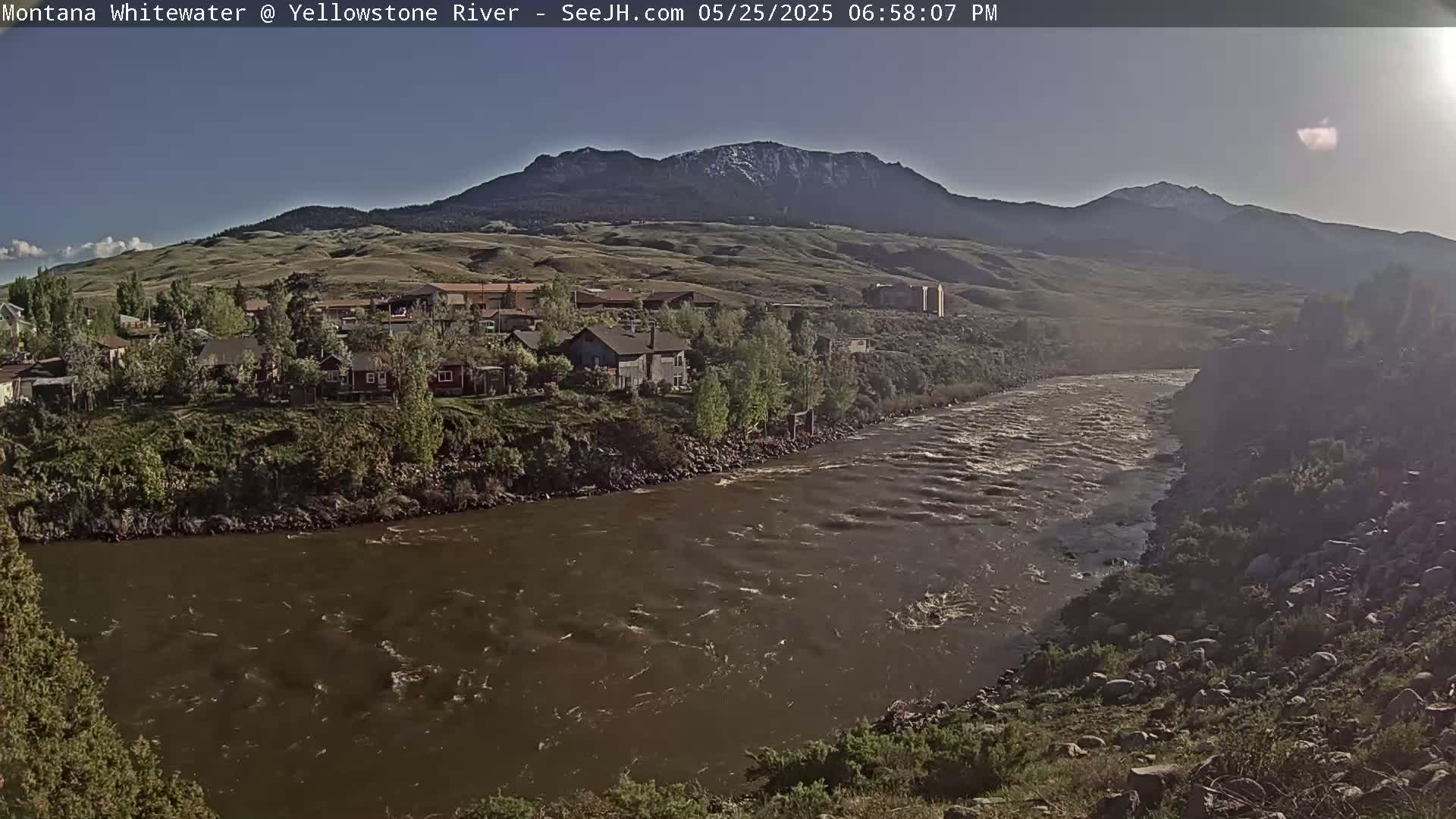 Gardiner Village & Yellowstone River  Live Cam - Gardnier, Park, Montana, USA