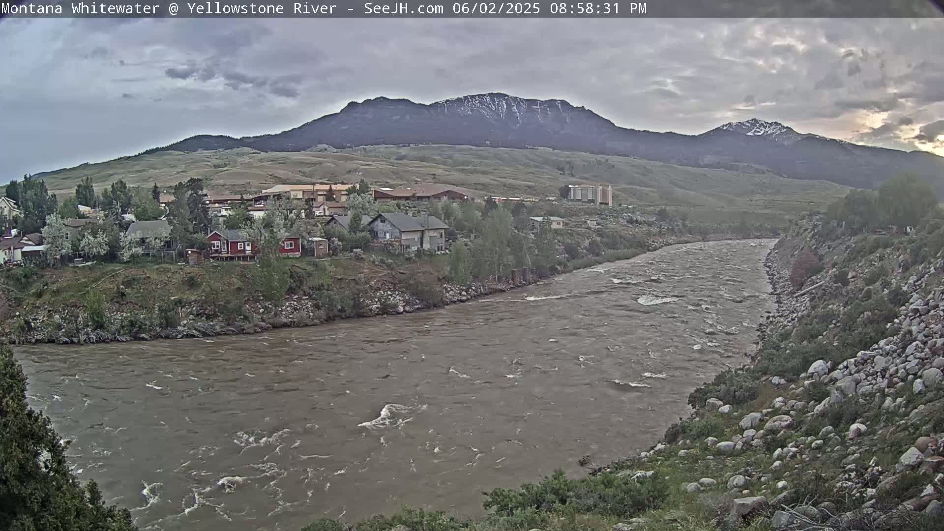 Gardiner Village & Yellowstone River  Live Cam - Gardnier, Park, Montana, USA