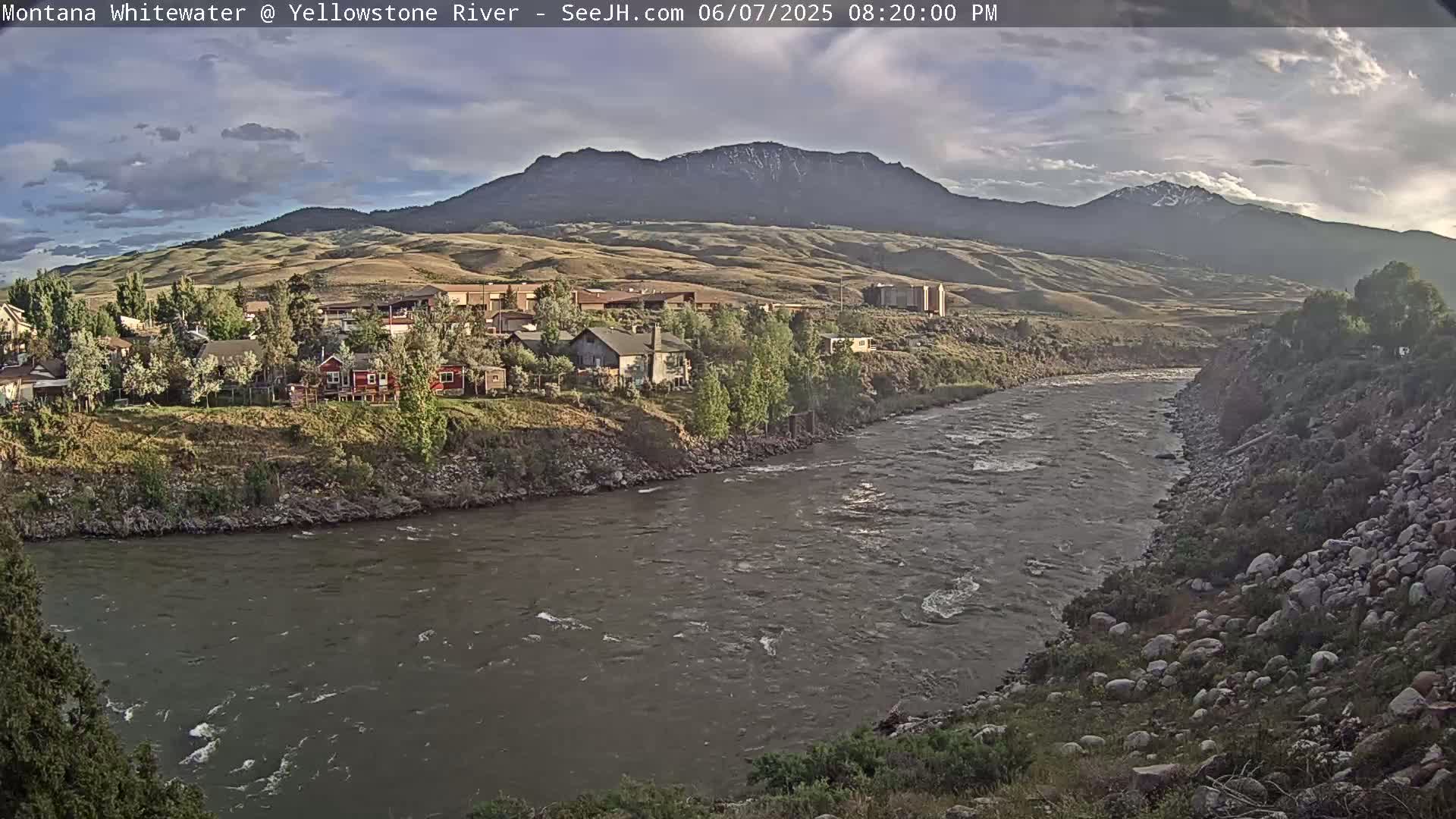 Gardiner Village & Yellowstone River  Live Cam - Gardnier, Park, Montana, USA