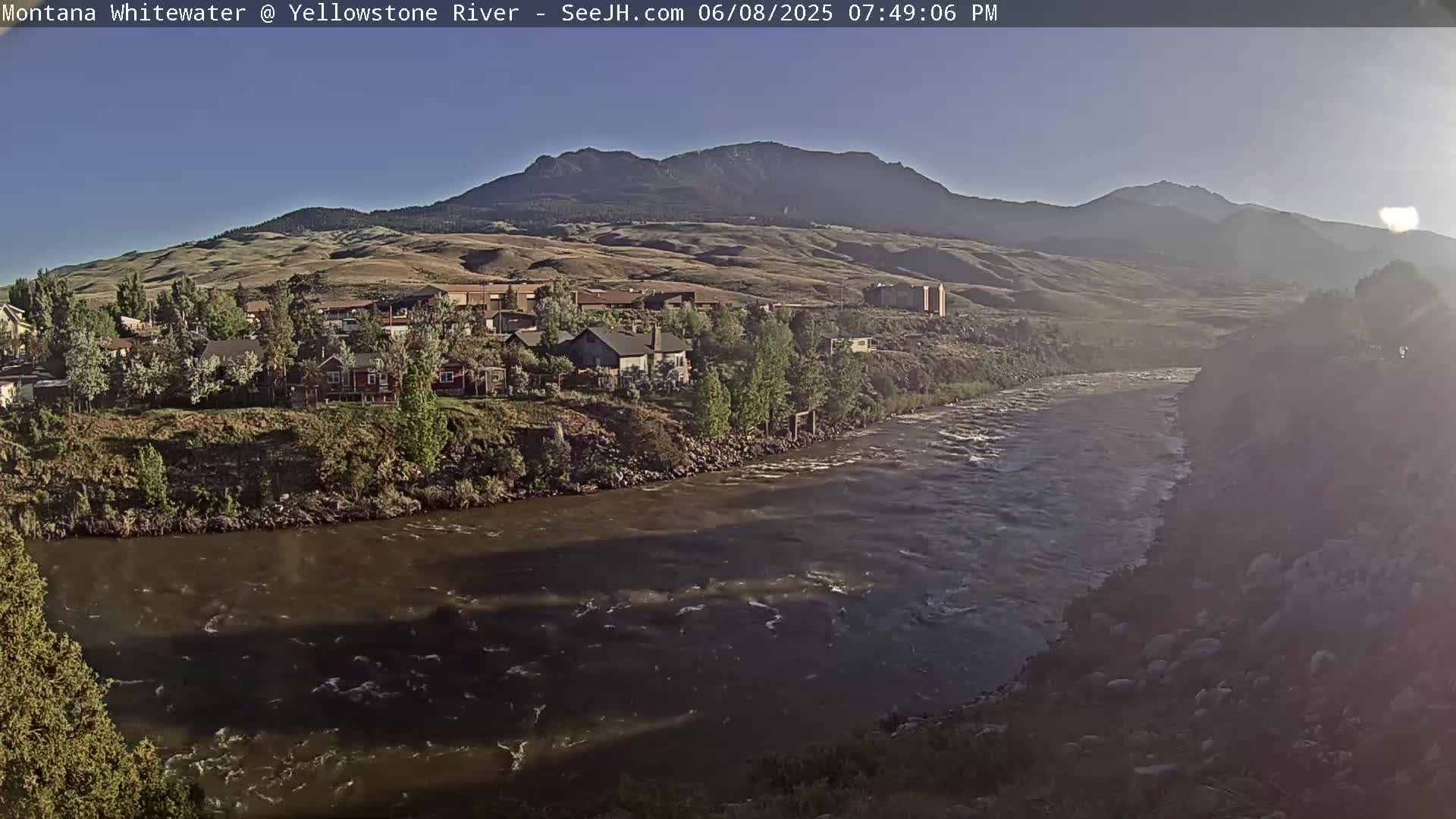 Gardiner Village & Yellowstone River  Live Cam - Gardnier, Park, Montana, USA