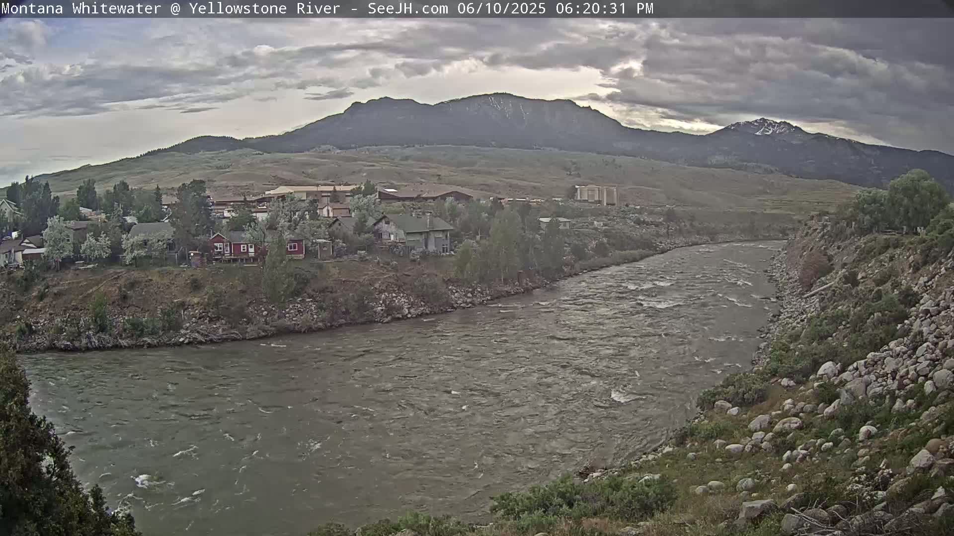Gardiner Village & Yellowstone River  Live Cam - Gardnier, Park, Montana, USA