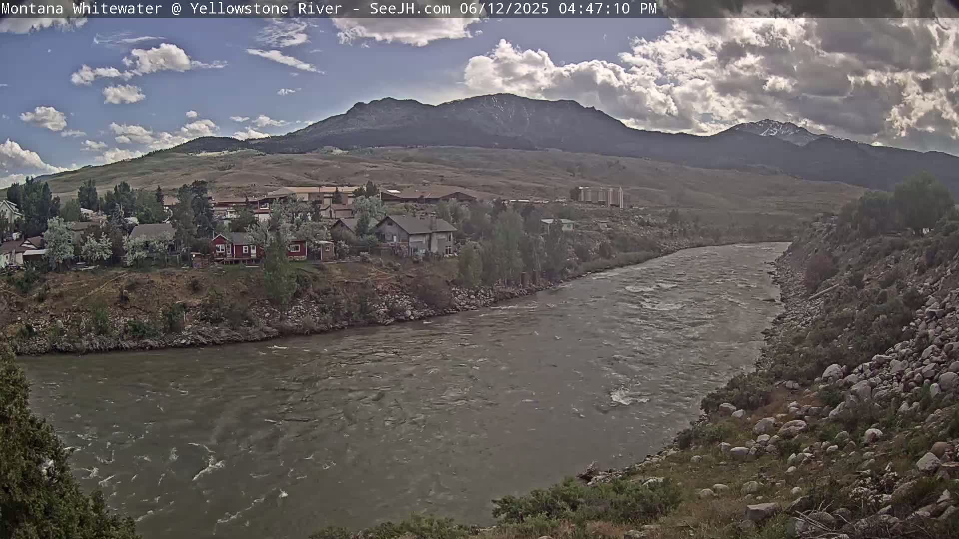 Gardiner Village & Yellowstone River  Live Cam - Gardnier, Park, Montana, USA