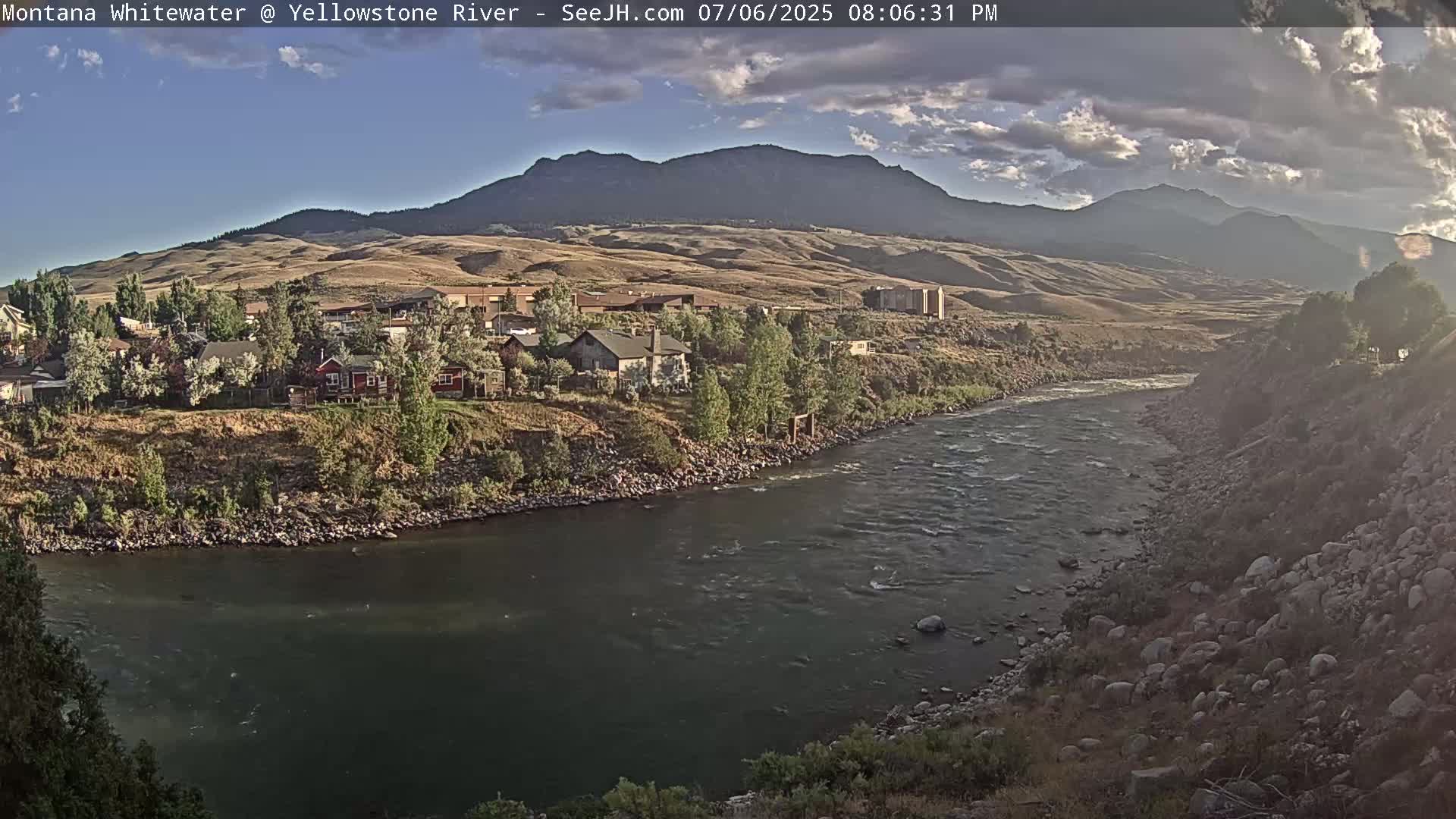 Gardiner Village & Yellowstone River  Live Cam - Gardnier, Park, Montana, USA