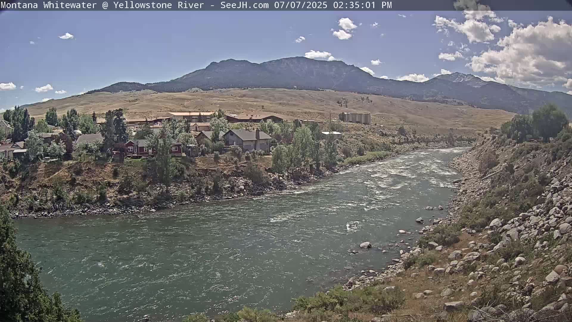 Gardiner Village & Yellowstone River  Live Cam - Gardnier, Park, Montana, USA