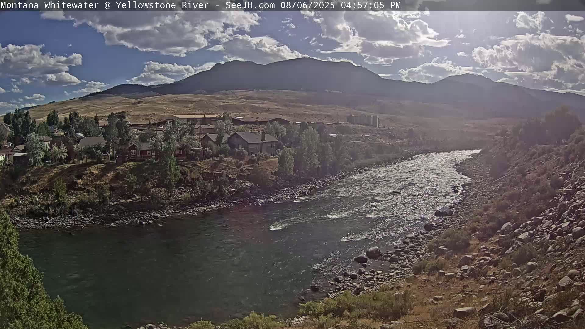 Gardiner Village & Yellowstone River  Live Cam - Gardnier, Park, Montana, USA