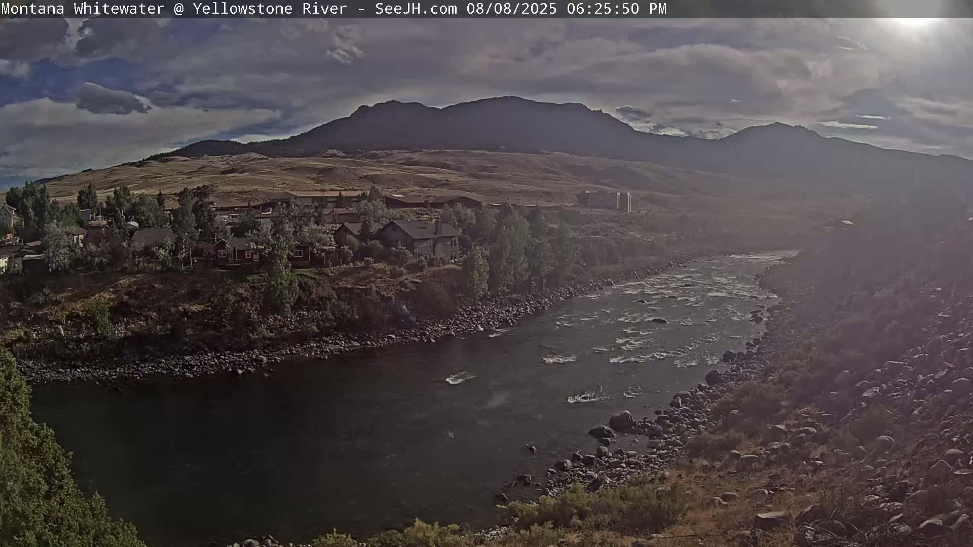 Gardiner Village & Yellowstone River  Live Cam - Gardnier, Park, Montana, USA