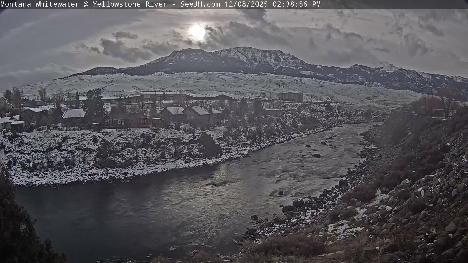 Gardiner Village & Yellowstone River  Live Cam - Gardnier, Park, Montana, USA