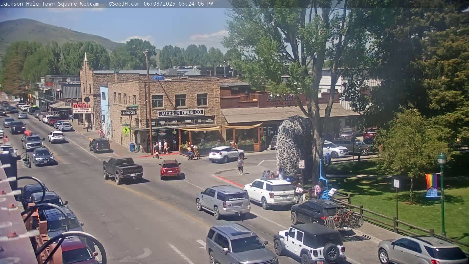 Jackson Hole, Jackson Town Center Square PTZ Live Cam - Jackson, Teton, Wyoming, USA