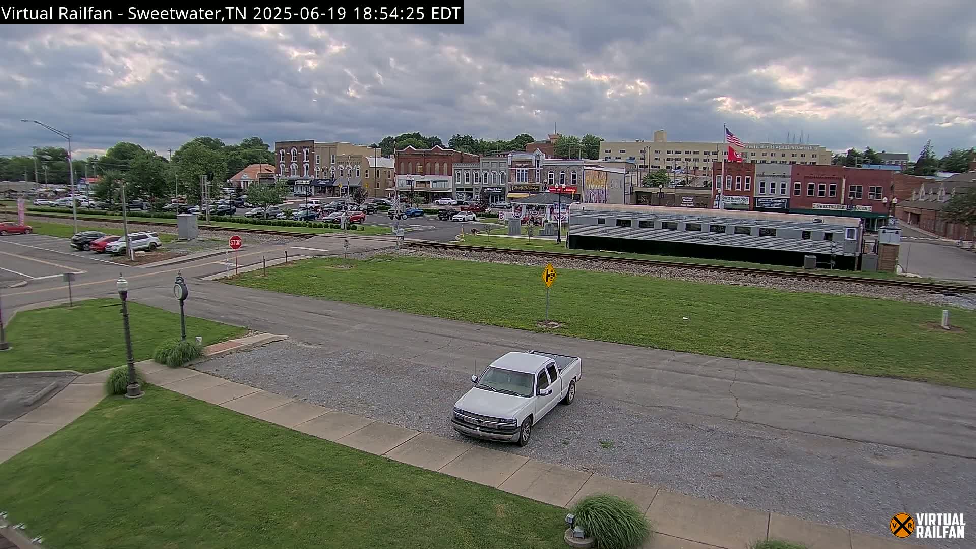 Sweetwater City & Railroad/Traincar Live Cam - Sweetwater, Monroe, Tennessee, USA | Virtual Railfan  LIVE ! 2025-03-15 15:33