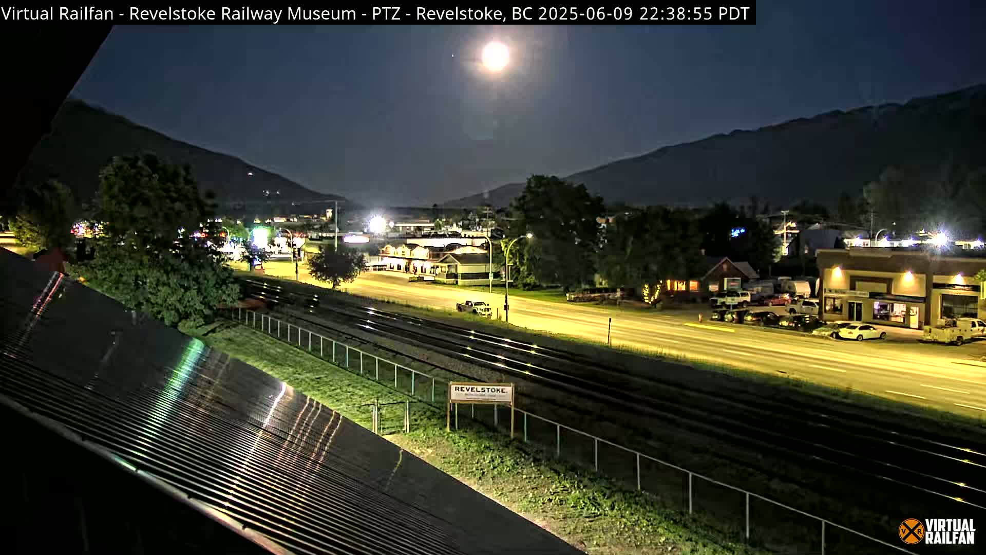 Revelstoke City & Canadian Pacific Railway Railroad Crossing Live Cam - Revelstoke, Columbia-Shuswap, British Columbia, Canada  PTZ | Virtual Railfan LIVE ! 2025-03-18 12:14