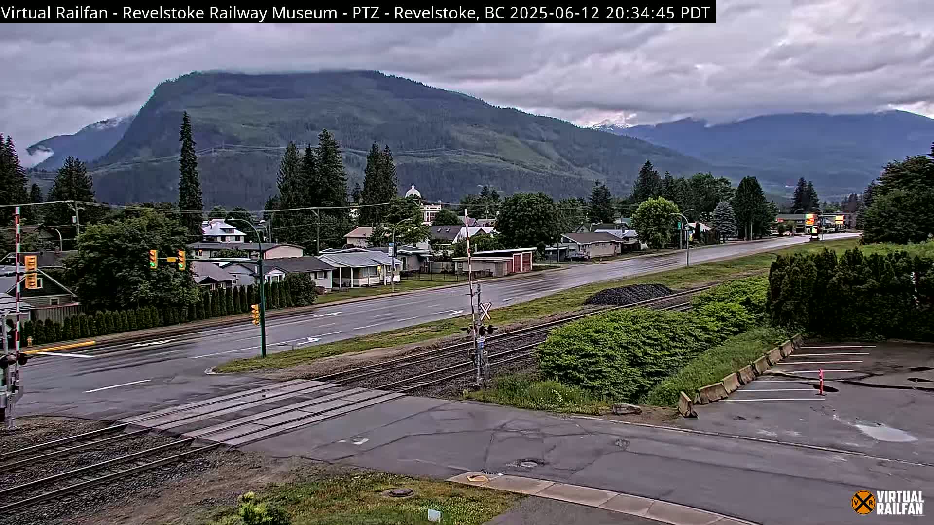 Revelstoke City & Canadian Pacific Railway Railroad Crossing Live Cam - Revelstoke, Columbia-Shuswap, British Columbia, Canada  PTZ | Virtual Railfan LIVE ! 2025-03-18 12:14