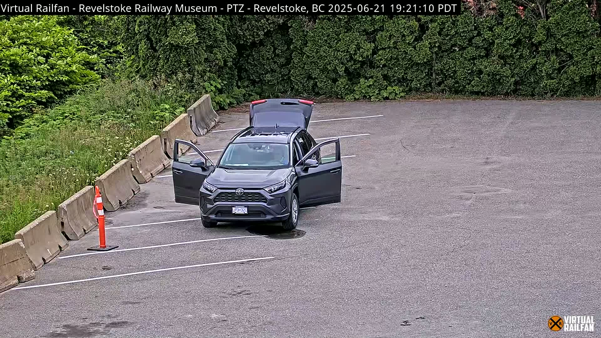 Revelstoke City & Canadian Pacific Railway Railroad Crossing Live Cam - Revelstoke, Columbia-Shuswap, British Columbia, Canada  PTZ | Virtual Railfan LIVE ! 2025-03-18 12:14