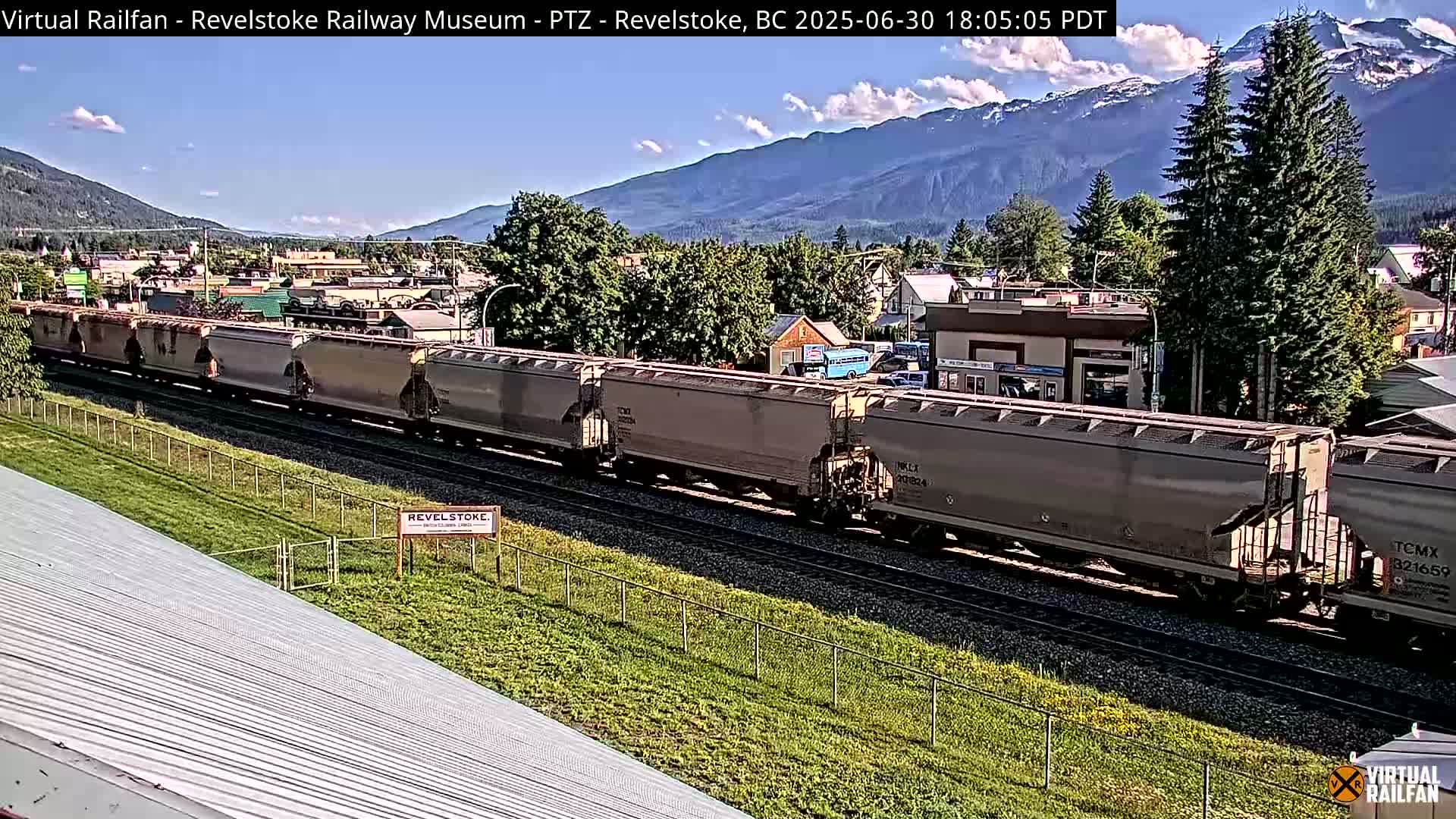 Revelstoke City & Canadian Pacific Railway Railroad Crossing Live Cam - Revelstoke, Columbia-Shuswap, British Columbia, Canada  PTZ | Virtual Railfan LIVE ! 2025-03-18 12:14