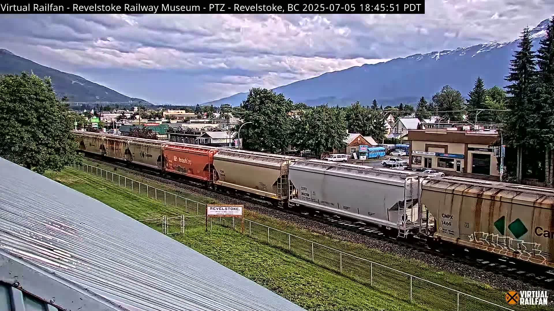 Revelstoke City & Canadian Pacific Railway Railroad Crossing Live Cam - Revelstoke, Columbia-Shuswap, British Columbia, Canada  PTZ | Virtual Railfan LIVE ! 2025-03-18 12:14