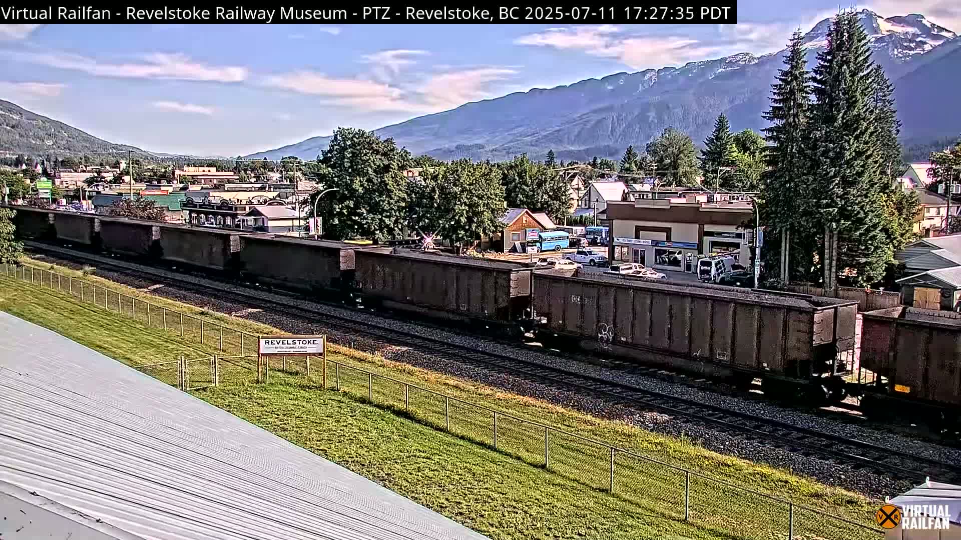 Revelstoke City & Canadian Pacific Railway Railroad Crossing Live Cam - Revelstoke, Columbia-Shuswap, British Columbia, Canada  PTZ | Virtual Railfan LIVE ! 2025-03-18 12:14