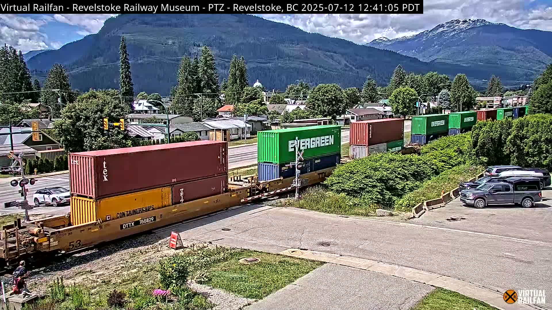 Revelstoke City & Canadian Pacific Railway Railroad Crossing Live Cam - Revelstoke, Columbia-Shuswap, British Columbia, Canada  PTZ | Virtual Railfan LIVE ! 2025-03-18 12:14