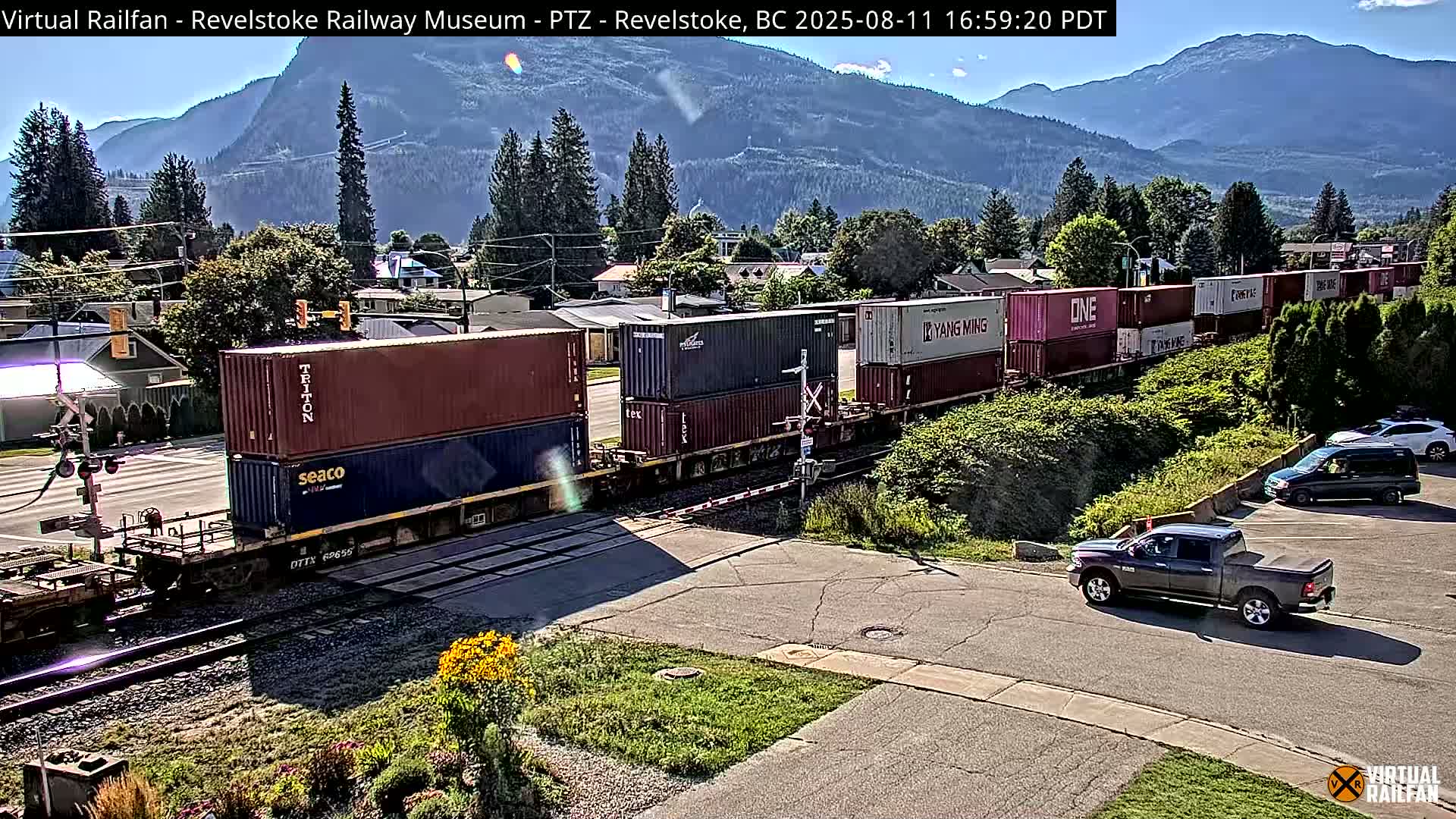 Revelstoke City & Canadian Pacific Railway Railroad Crossing Live Cam - Revelstoke, Columbia-Shuswap, British Columbia, Canada  PTZ | Virtual Railfan LIVE ! 2025-03-18 12:14