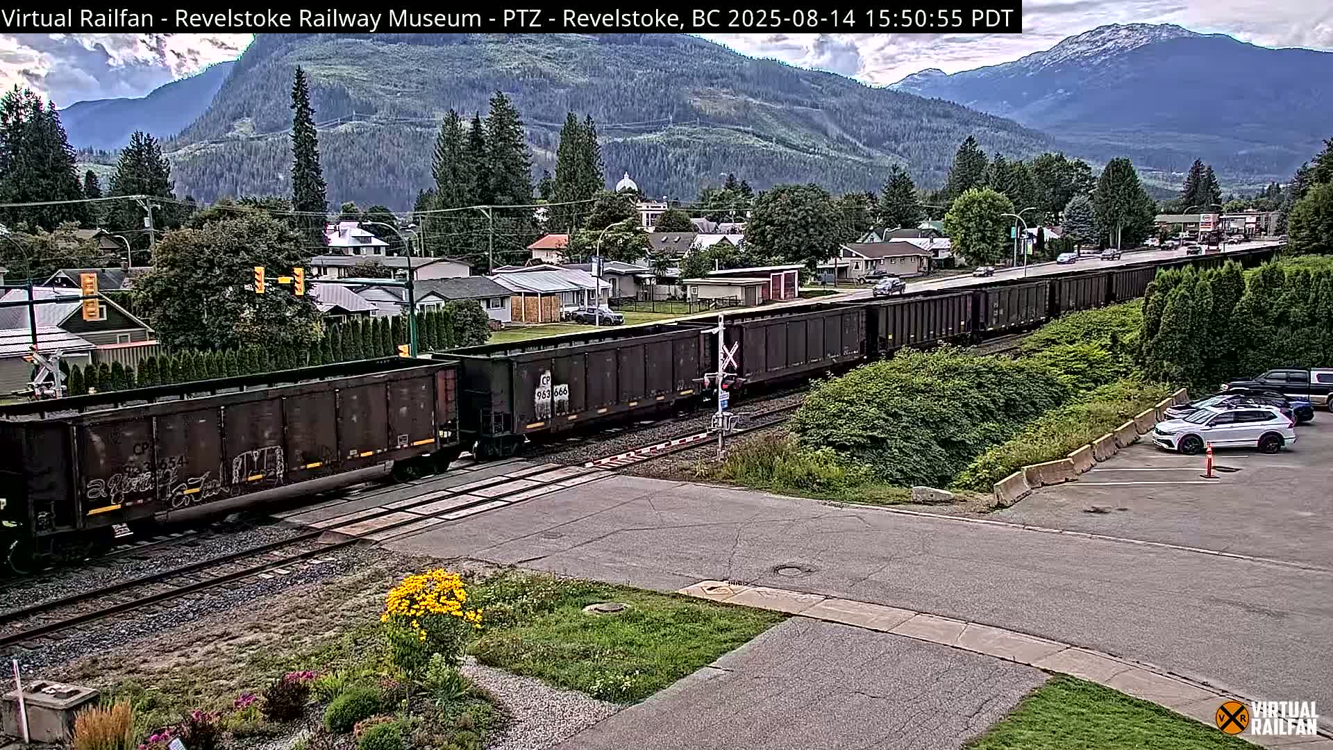 Revelstoke City & Canadian Pacific Railway Railroad Crossing Live Cam - Revelstoke, Columbia-Shuswap, British Columbia, Canada  PTZ | Virtual Railfan LIVE ! 2025-03-18 12:14