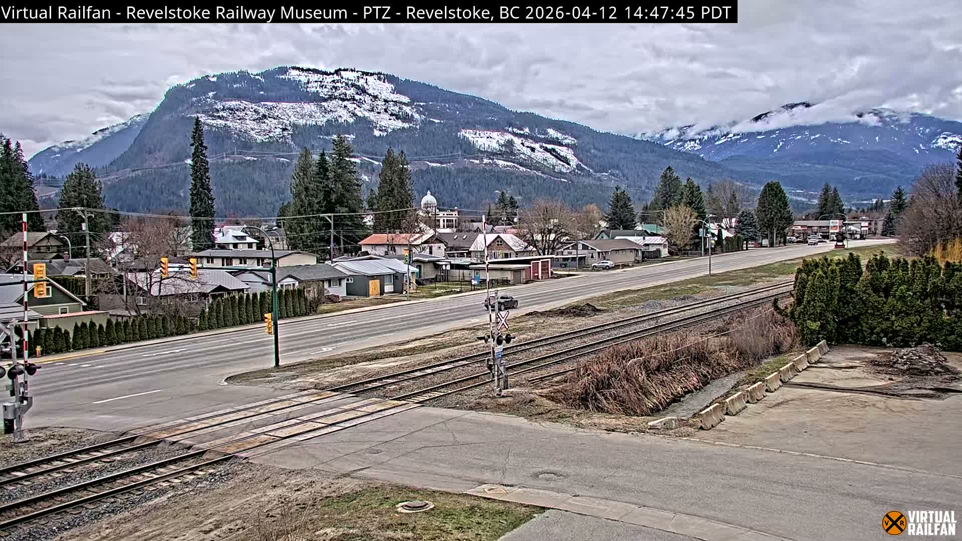 Revelstoke City & Canadian Pacific Railway Railroad Crossing Live Cam - Revelstoke, Columbia-Shuswap, British Columbia, Canada  PTZ | Virtual Railfan LIVE ! 2025-03-18 12:14