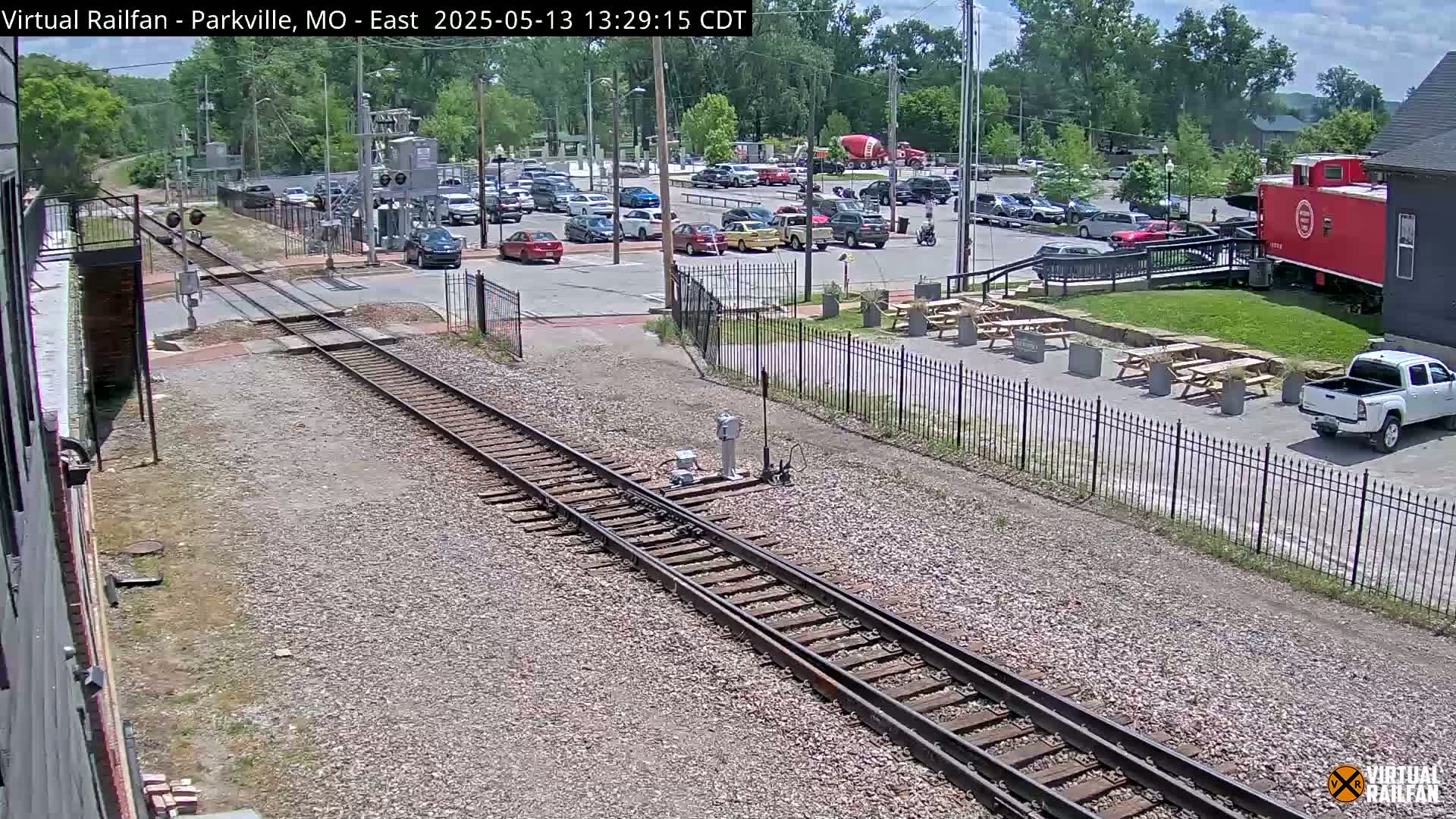 Parkville Railroad Crossing Live Cam - Parkville, Platte, Missouri, USA