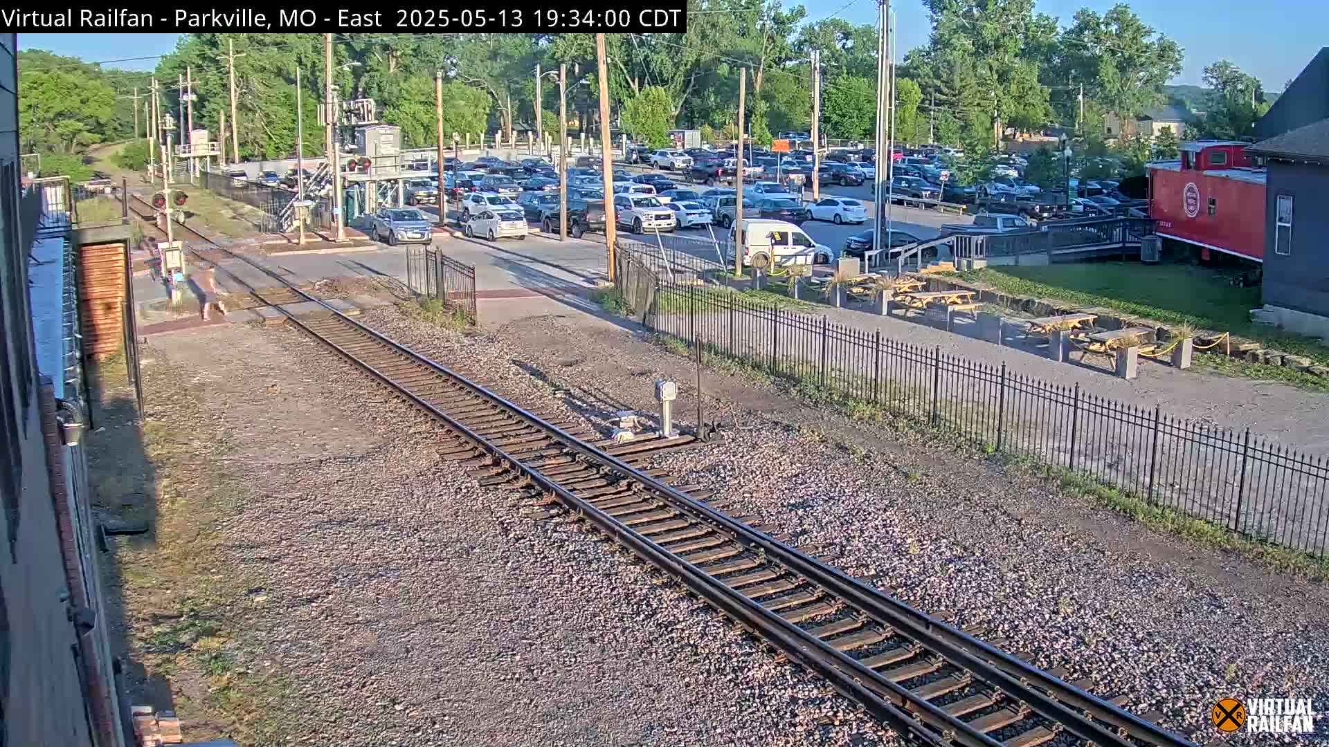 Parkville Railroad Crossing Live Cam - Parkville, Platte, Missouri, USA