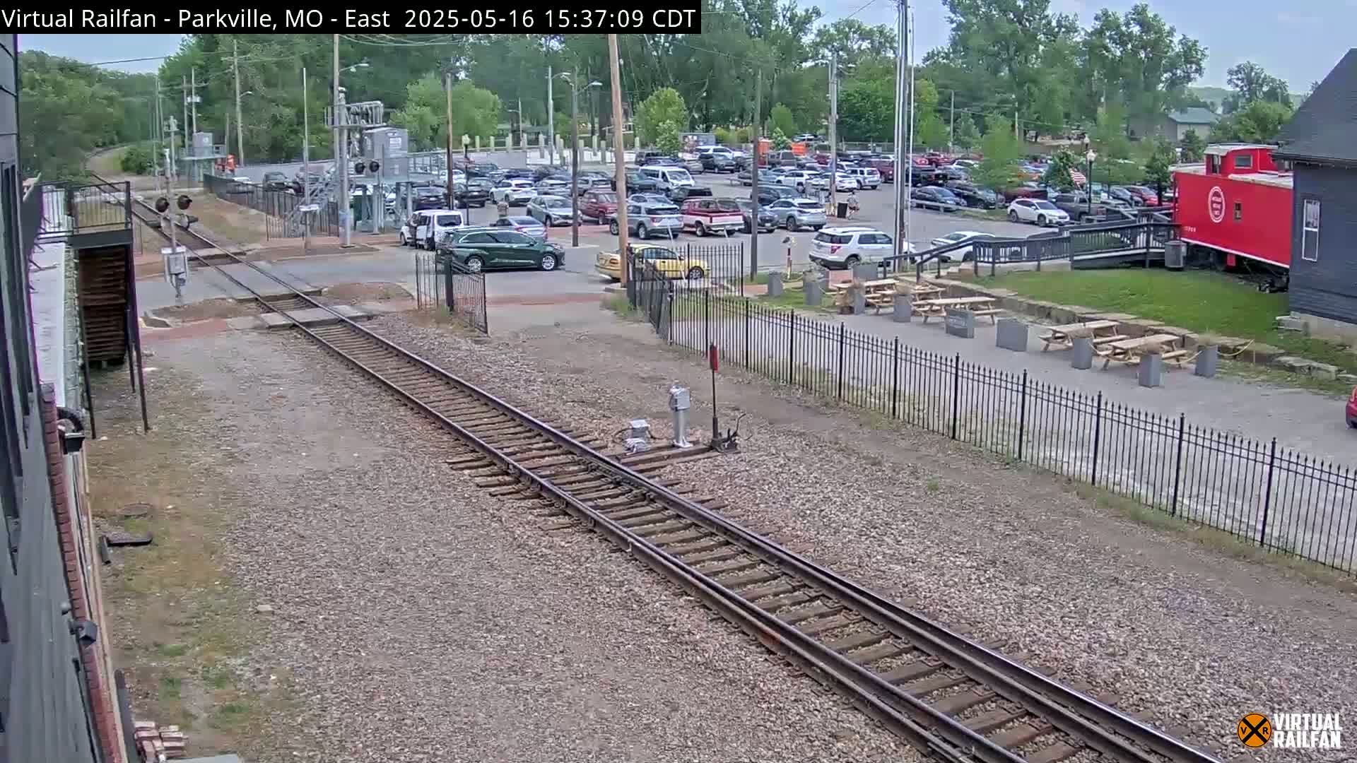 Parkville Railroad Crossing Live Cam - Parkville, Platte, Missouri, USA