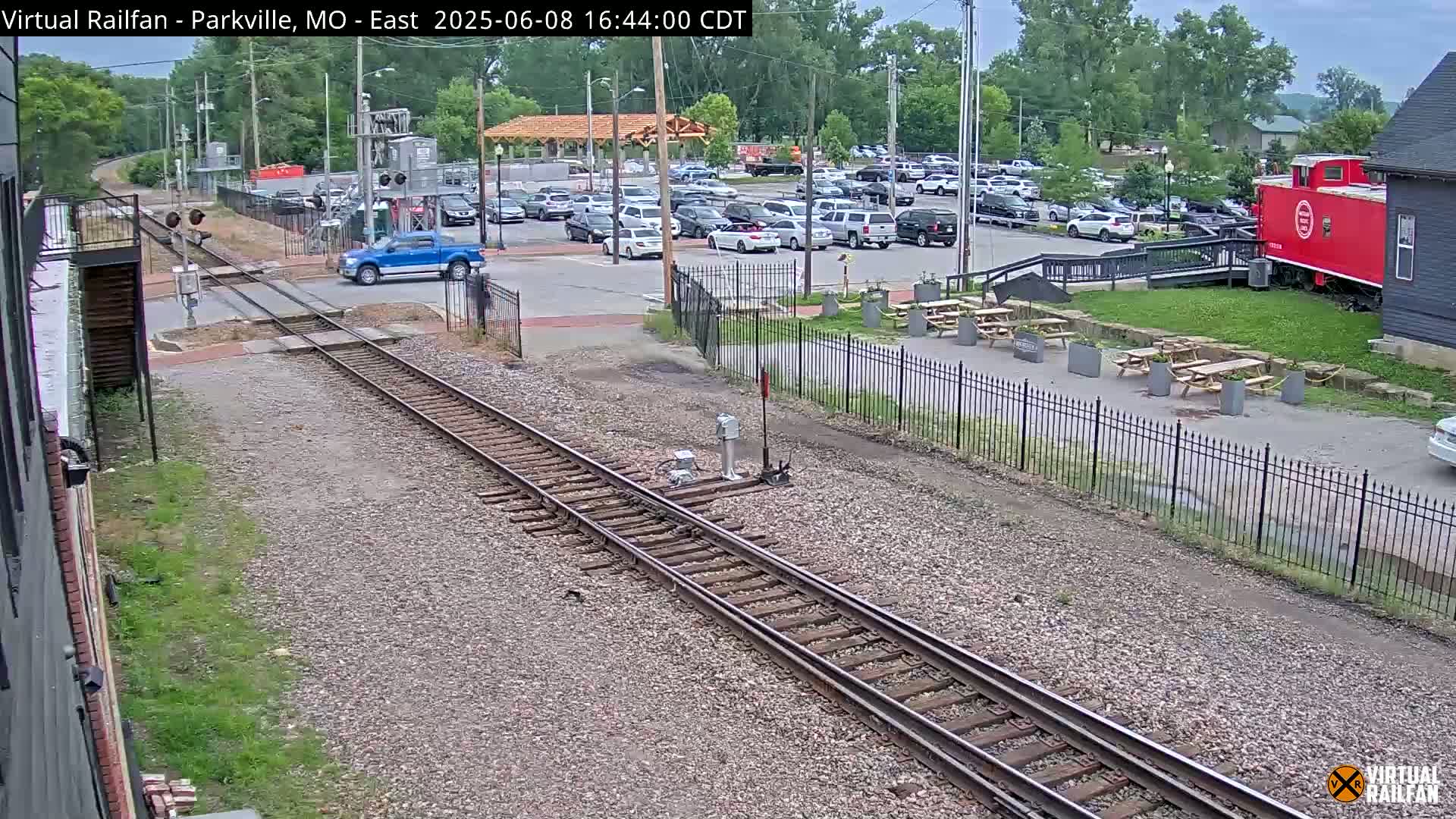 Parkville Railroad Crossing Live Cam - Parkville, Platte, Missouri, USA