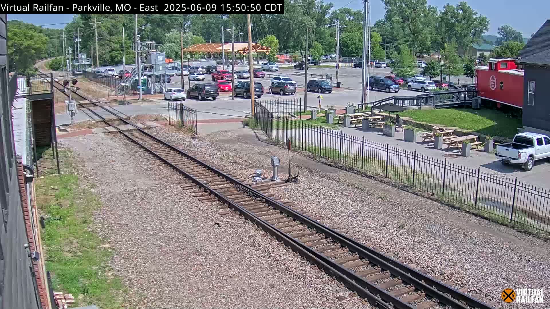 Parkville Railroad Crossing Live Cam - Parkville, Platte, Missouri, USA