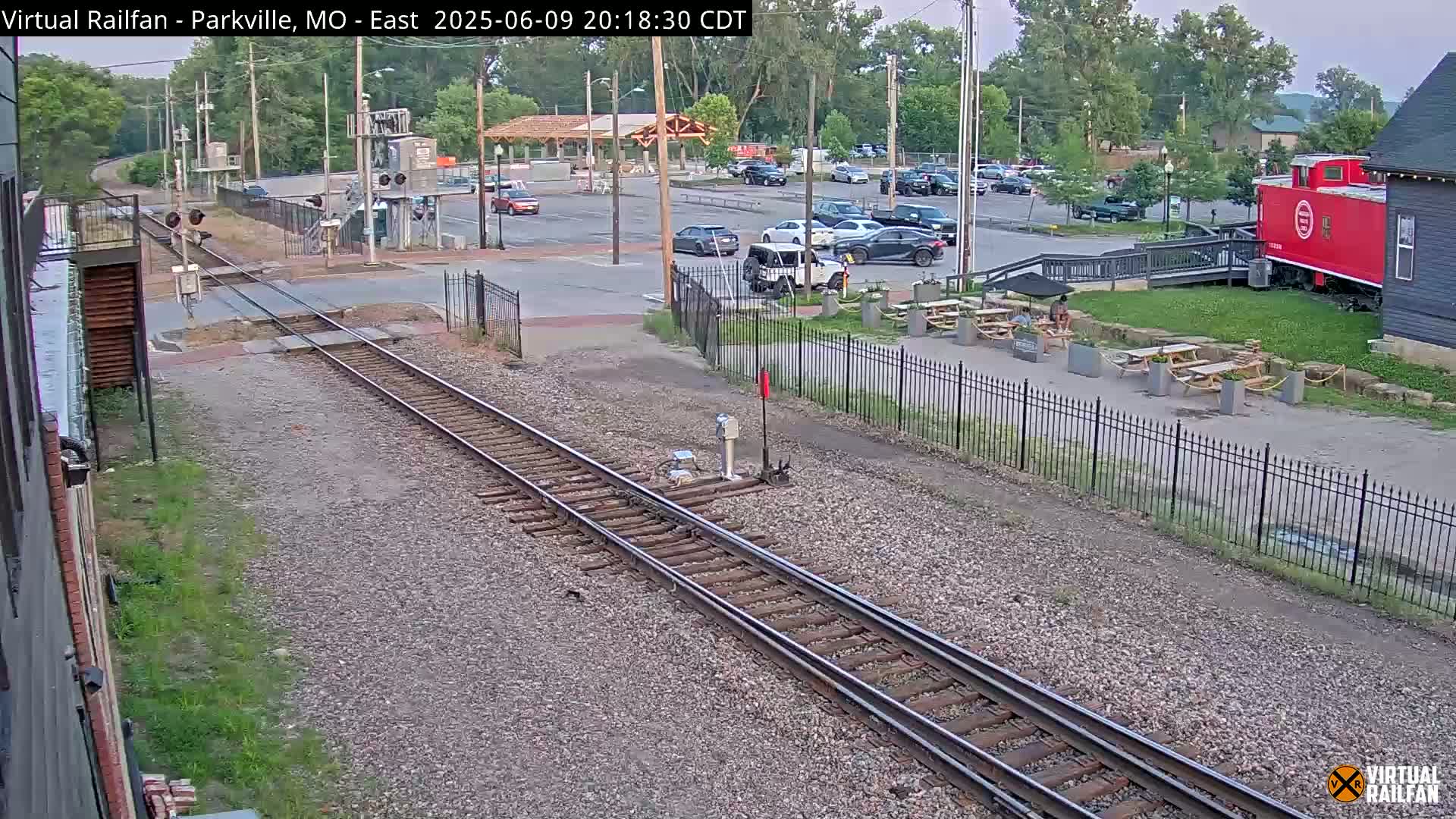 Parkville Railroad Crossing Live Cam - Parkville, Platte, Missouri, USA