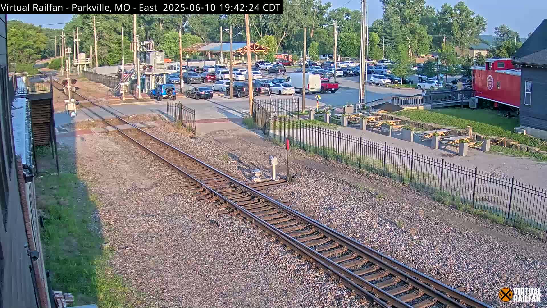 Parkville Railroad Crossing Live Cam - Parkville, Platte, Missouri, USA