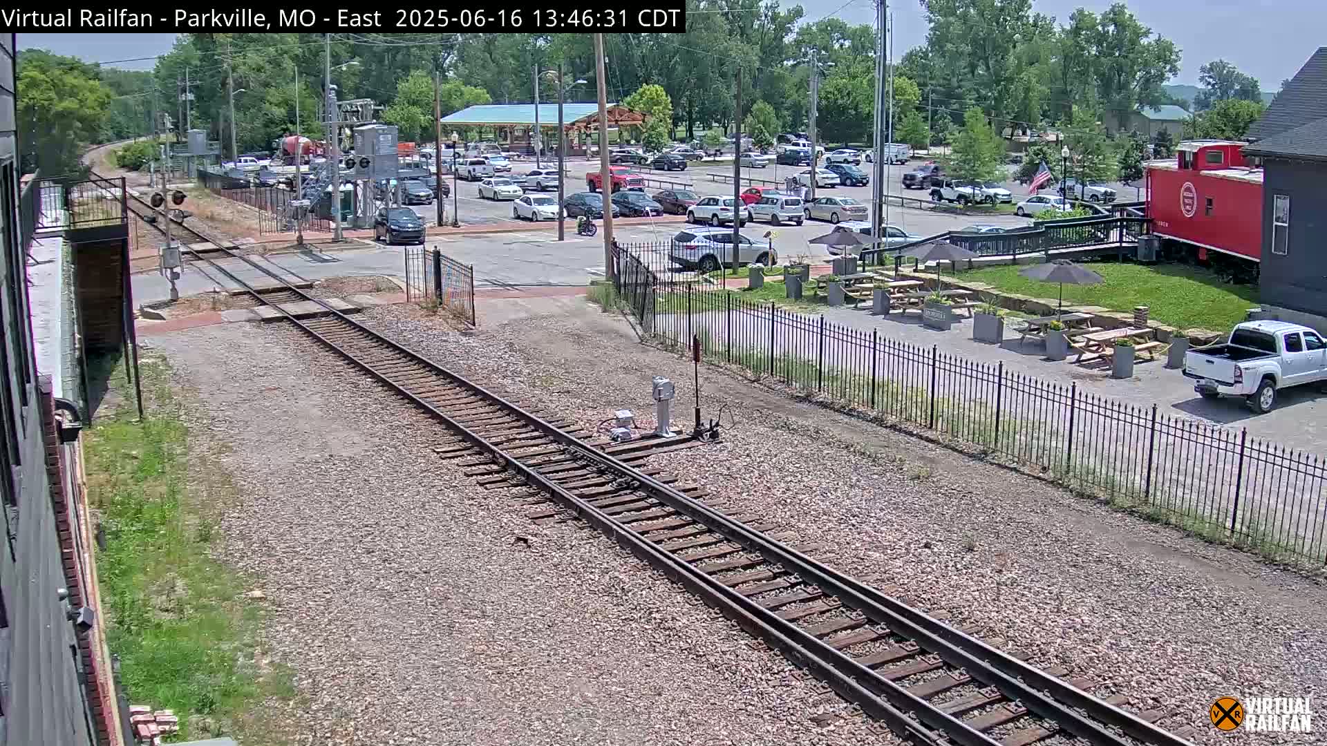 Parkville Railroad Crossing Live Cam - Parkville, Platte, Missouri, USA