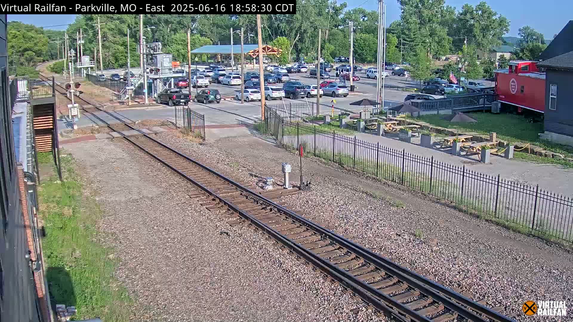 Parkville Railroad Crossing Live Cam - Parkville, Platte, Missouri, USA